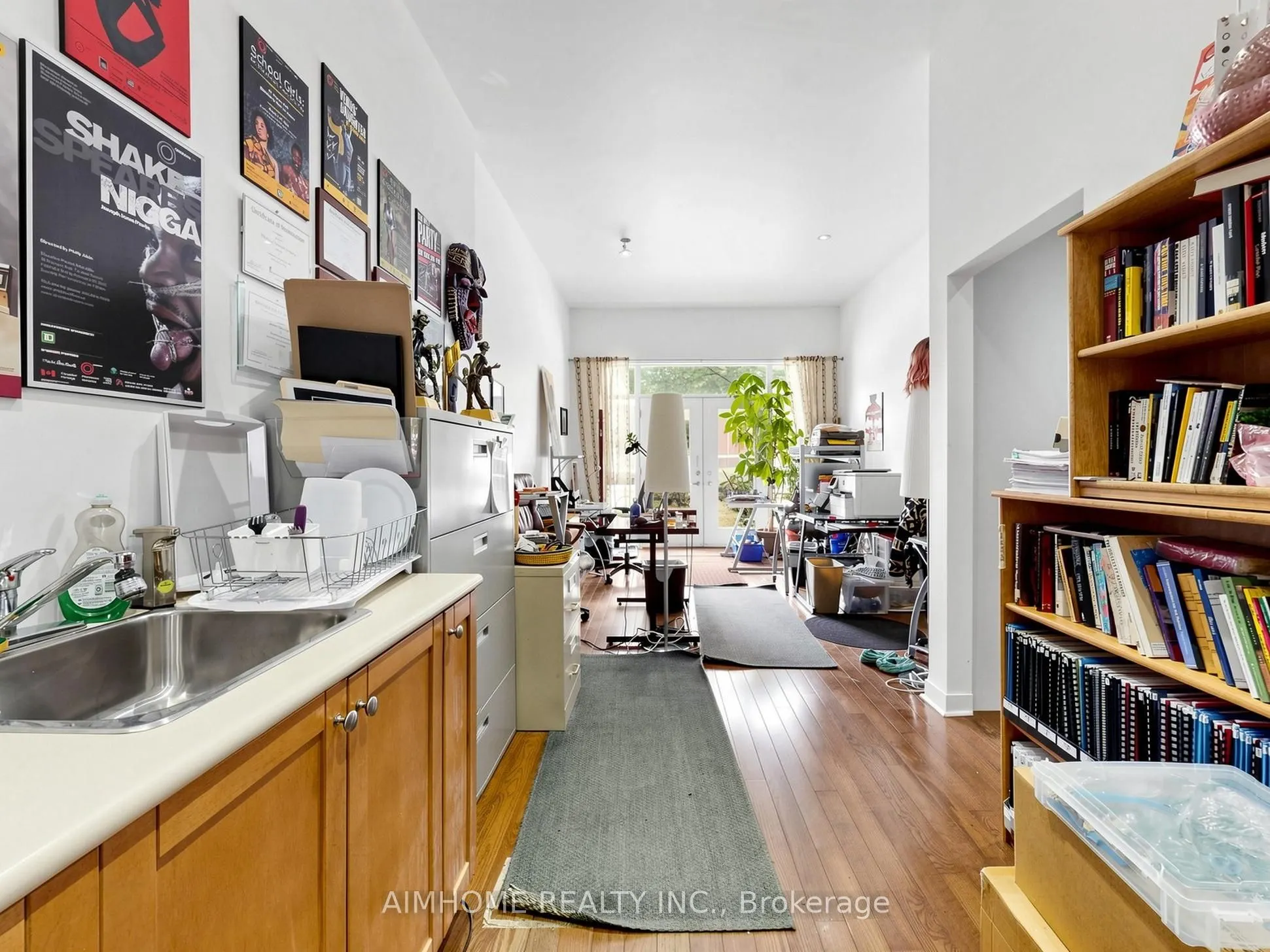 1089 Dundas Street E