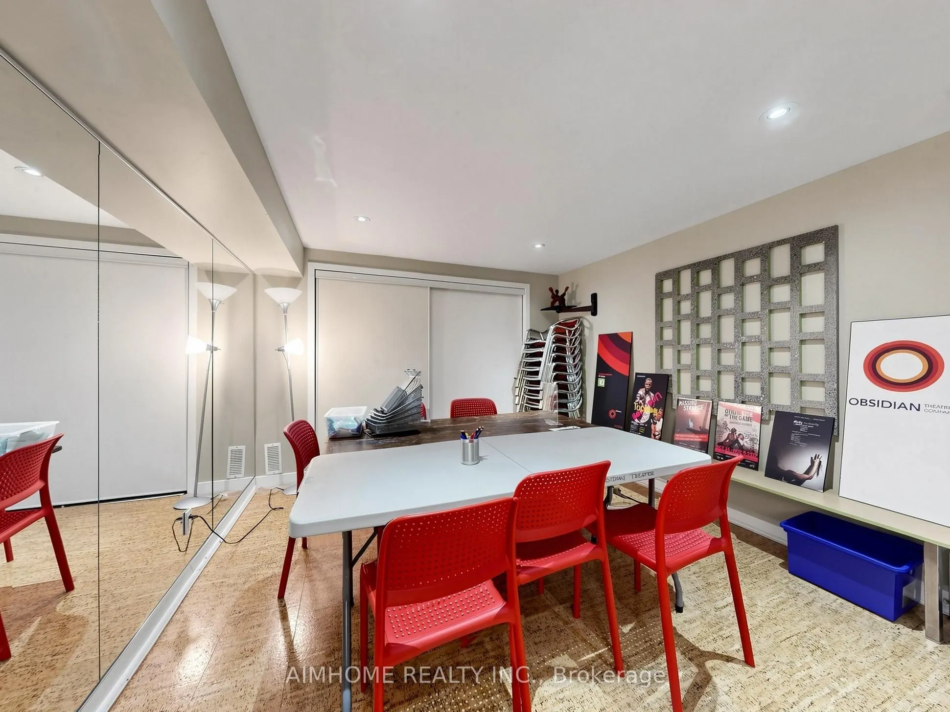 1089 Dundas Street E
