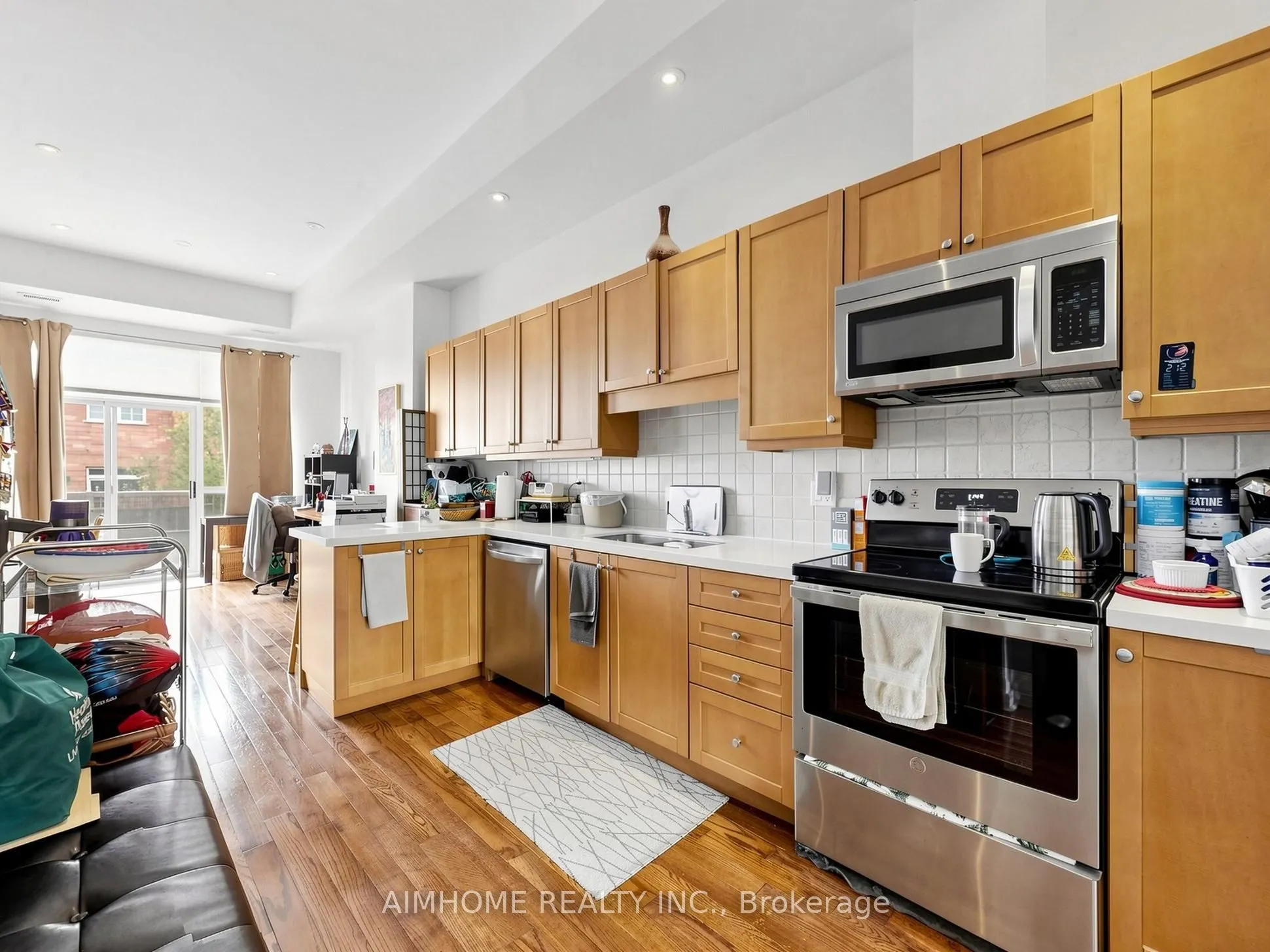 1089 Dundas Street E