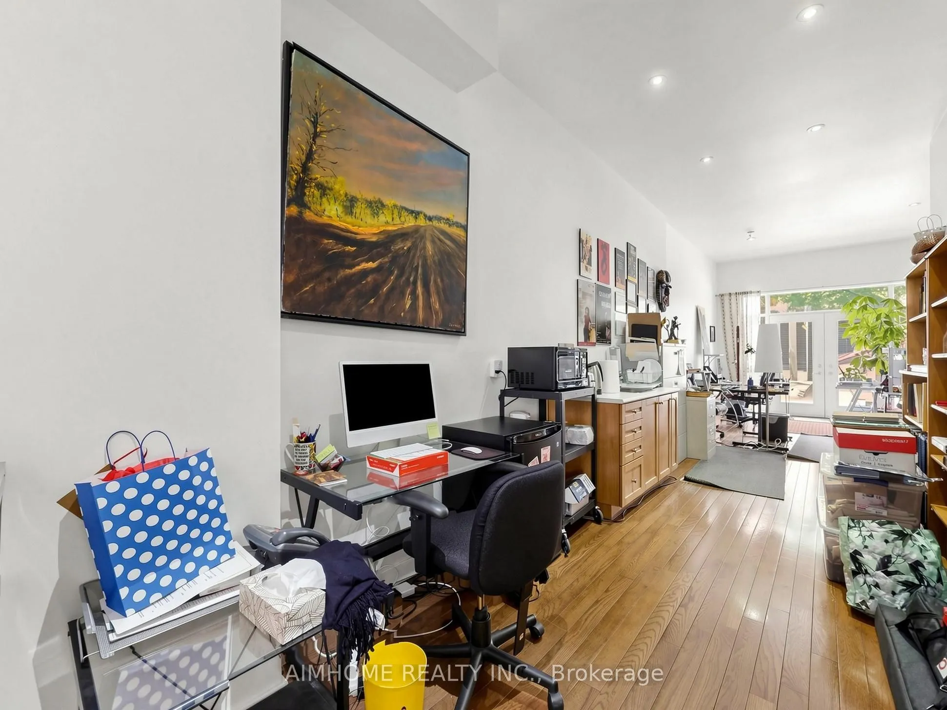 1089 Dundas Street E
