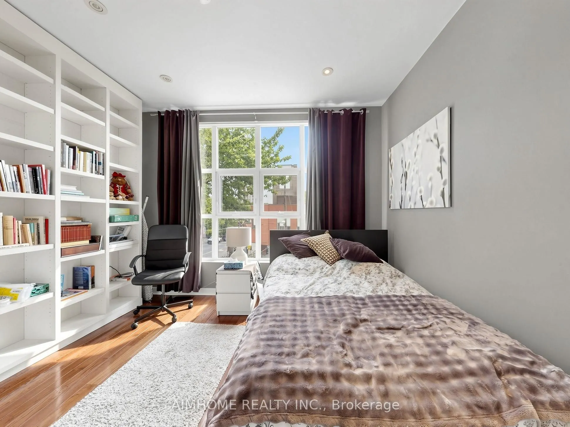 1089 Dundas Street E