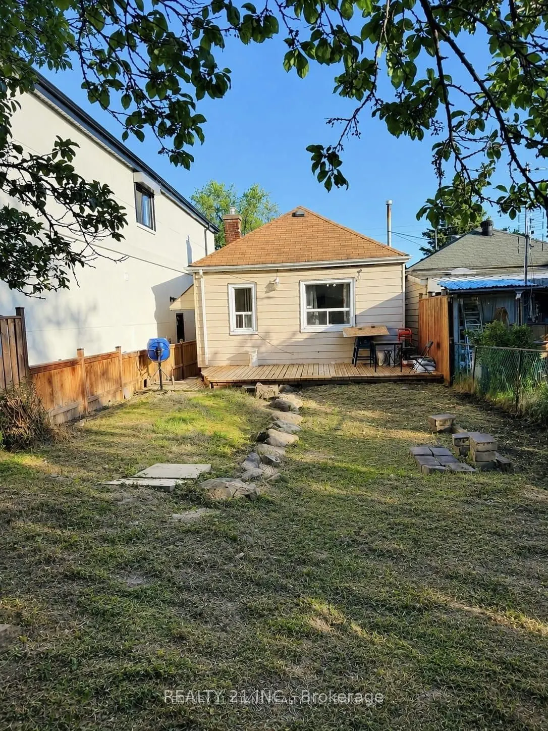8 Mack Avenue