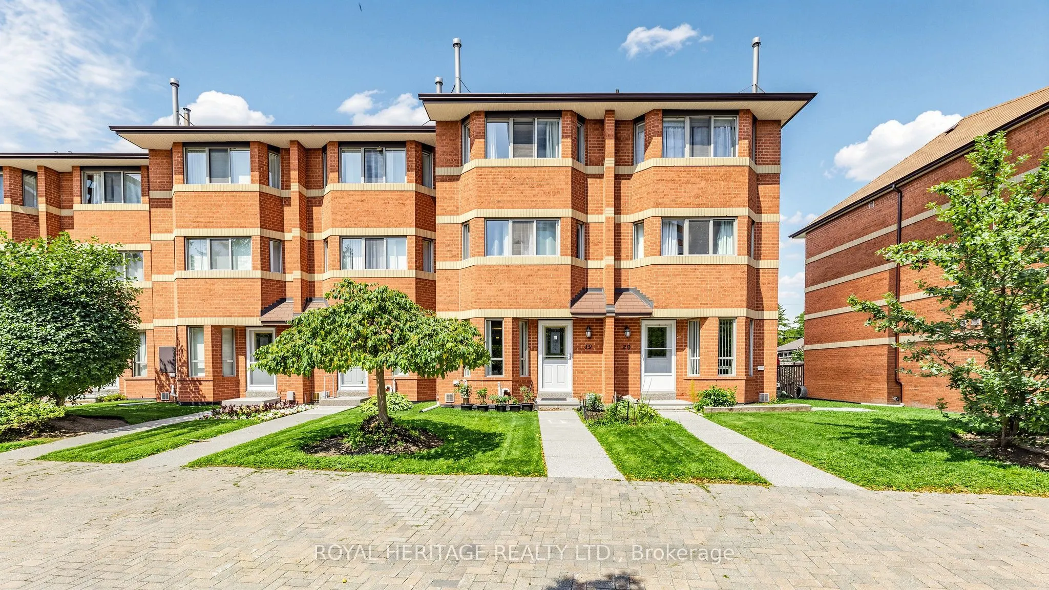 2472 Eglinton Avenue E #Th 19