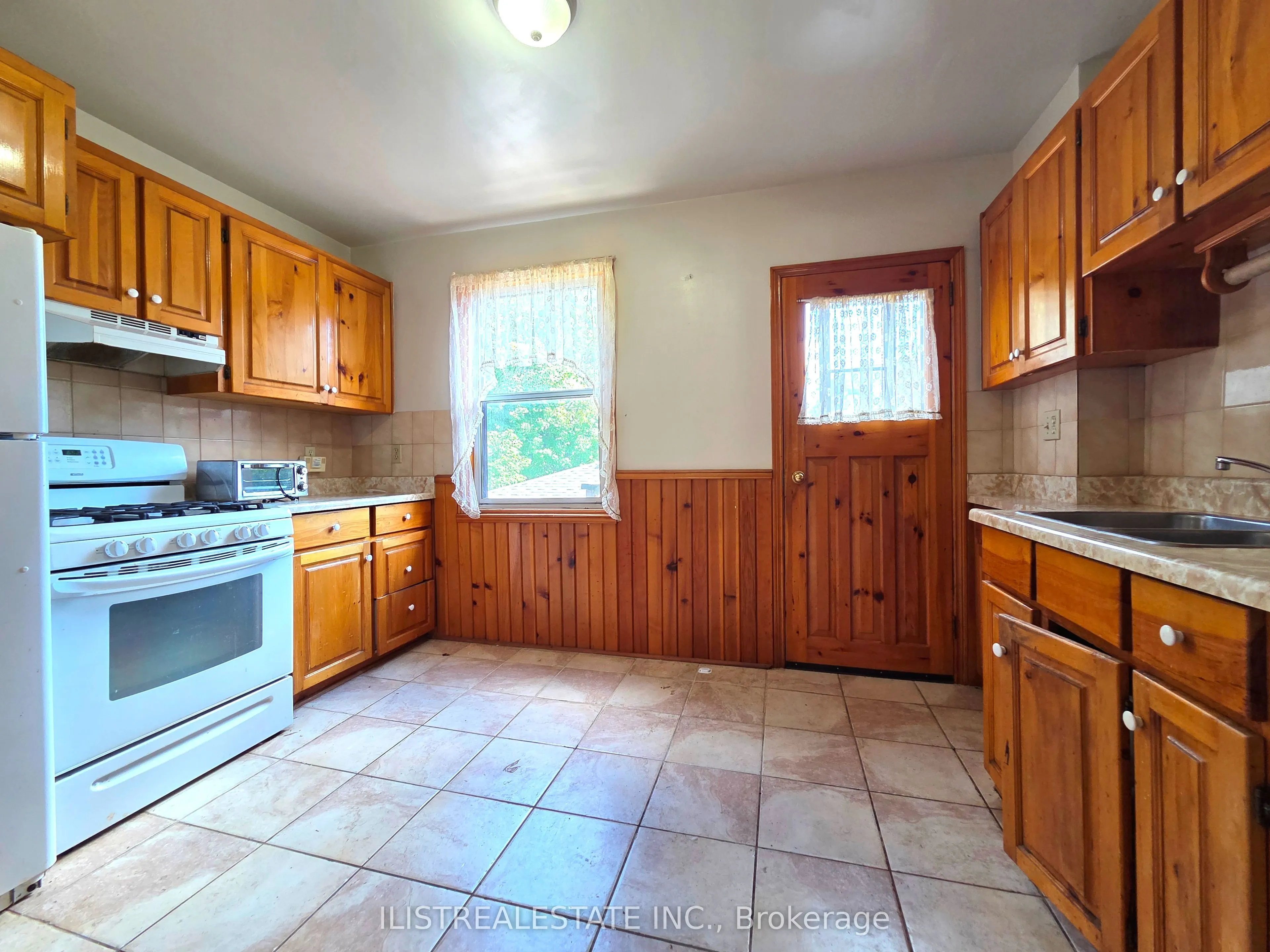 213 Blantyre Avenue