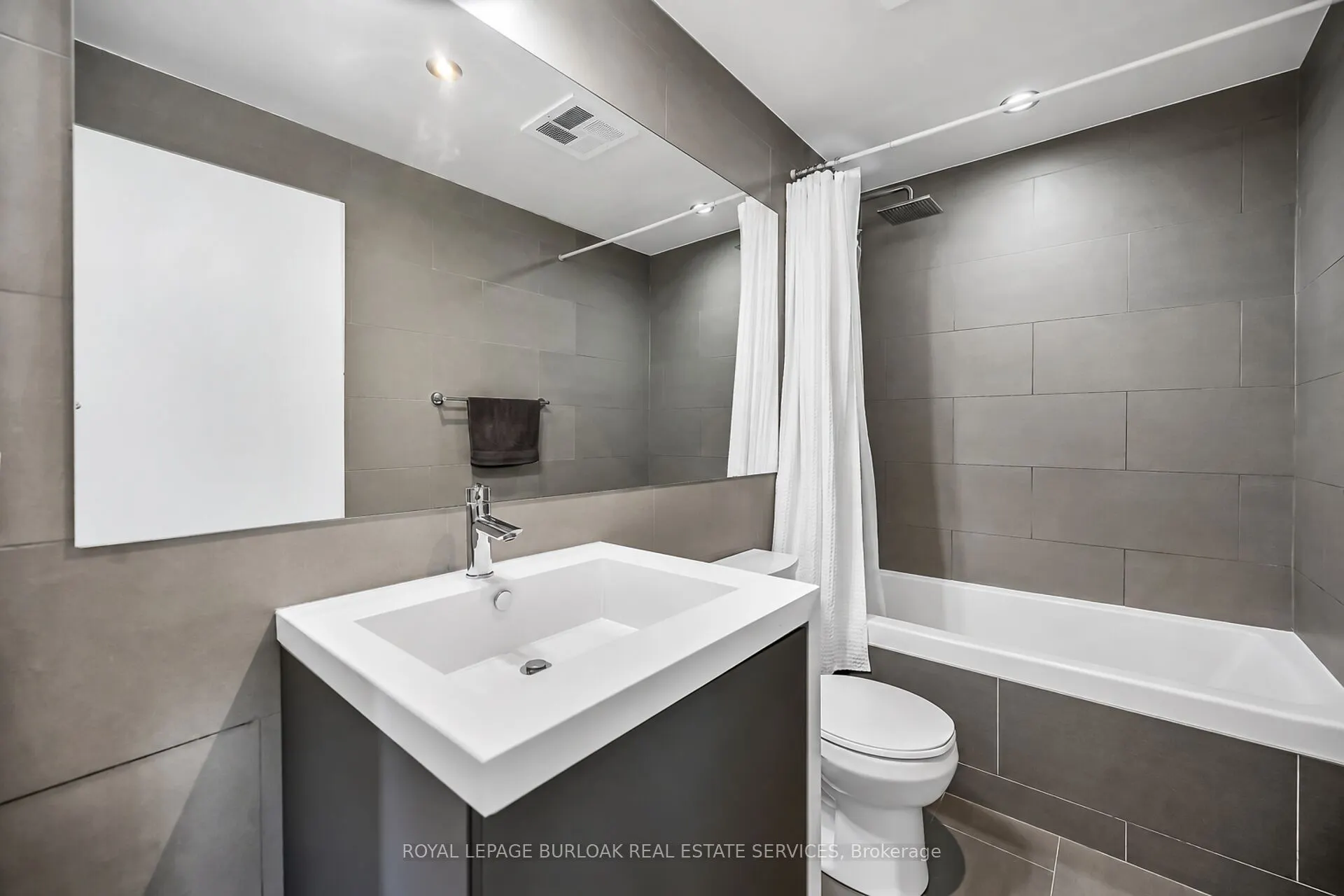 1201 Dundas Street E #902