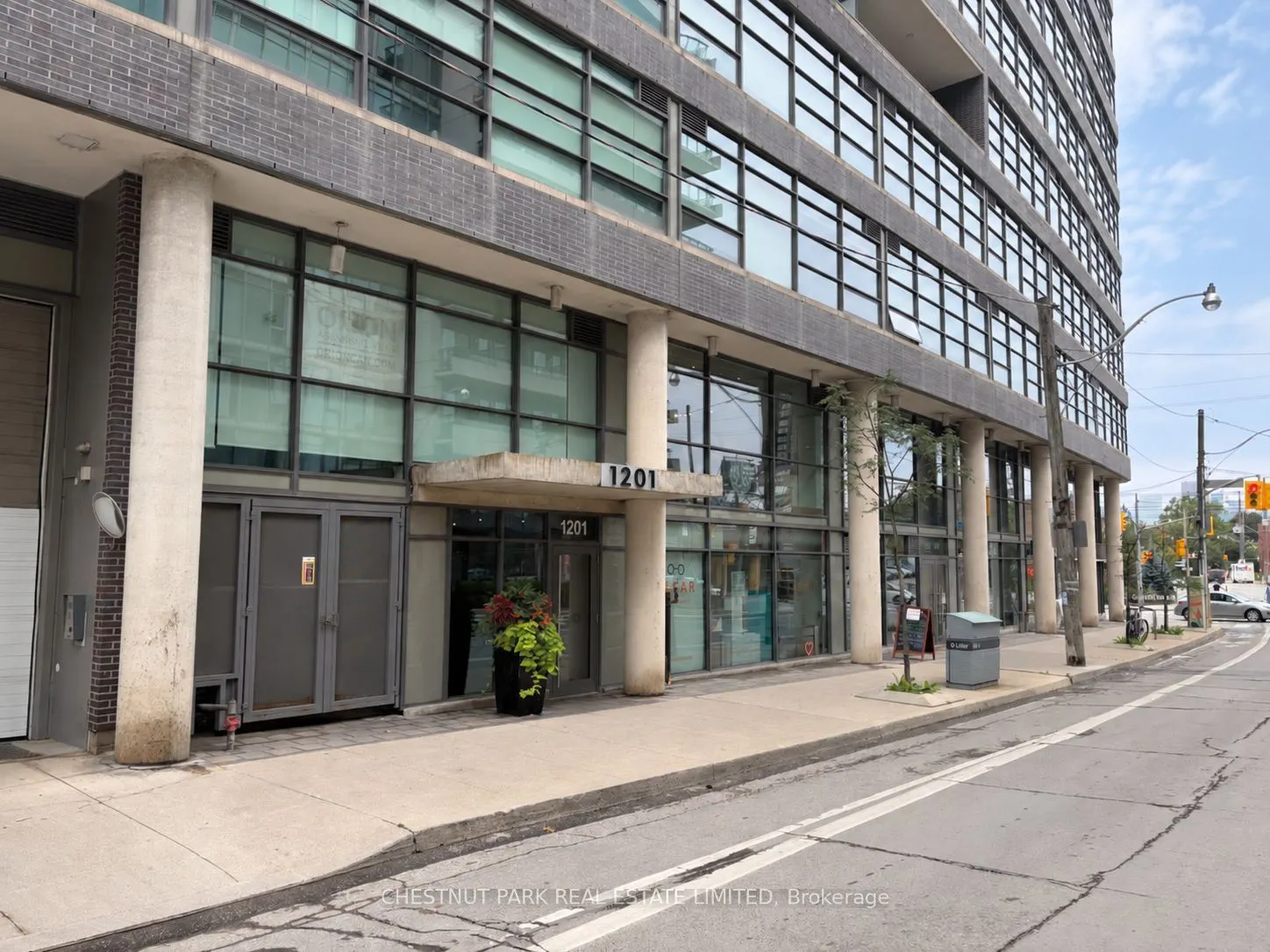 1201 Dundas Street E
