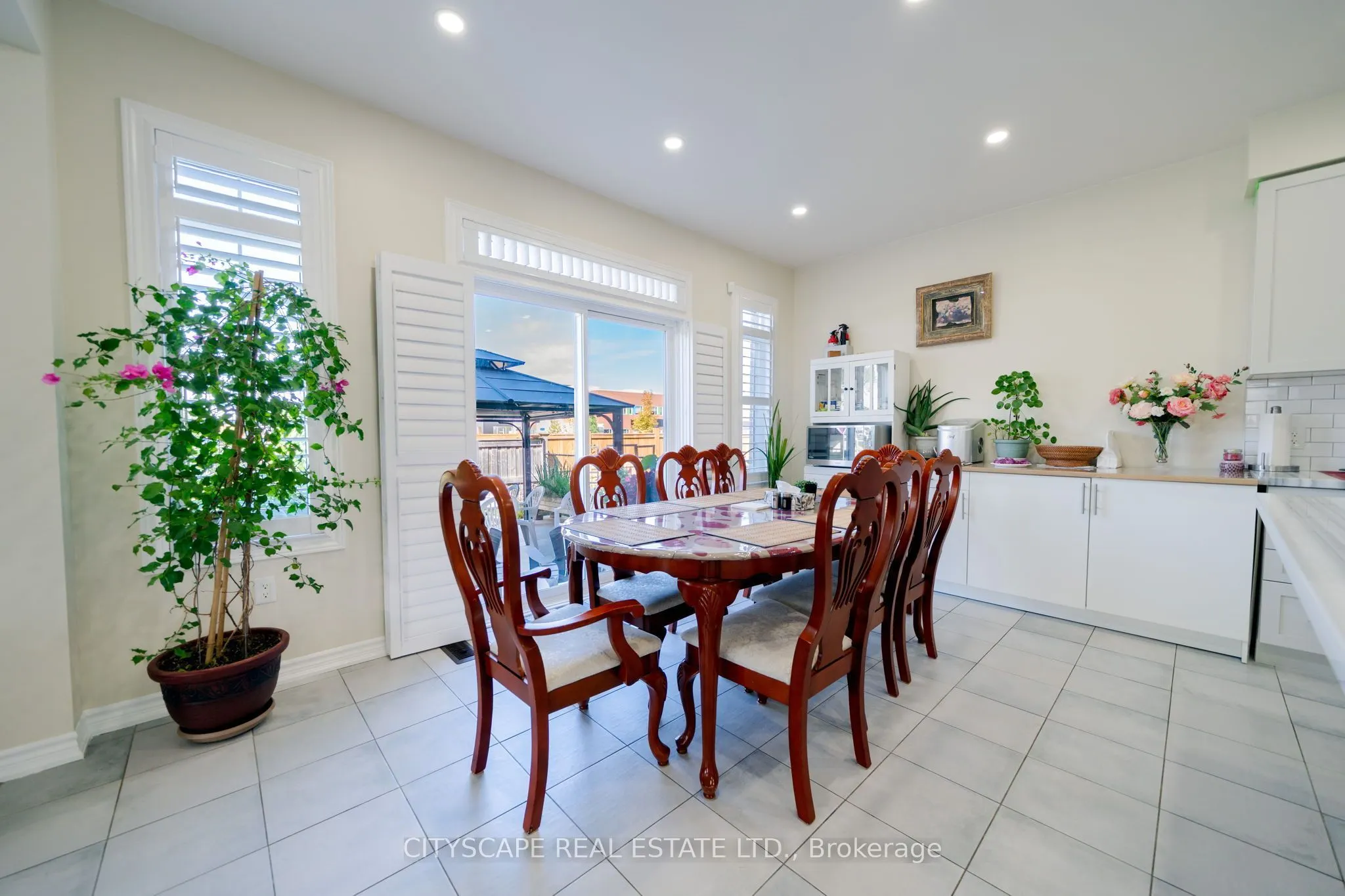 250 Crombie Street