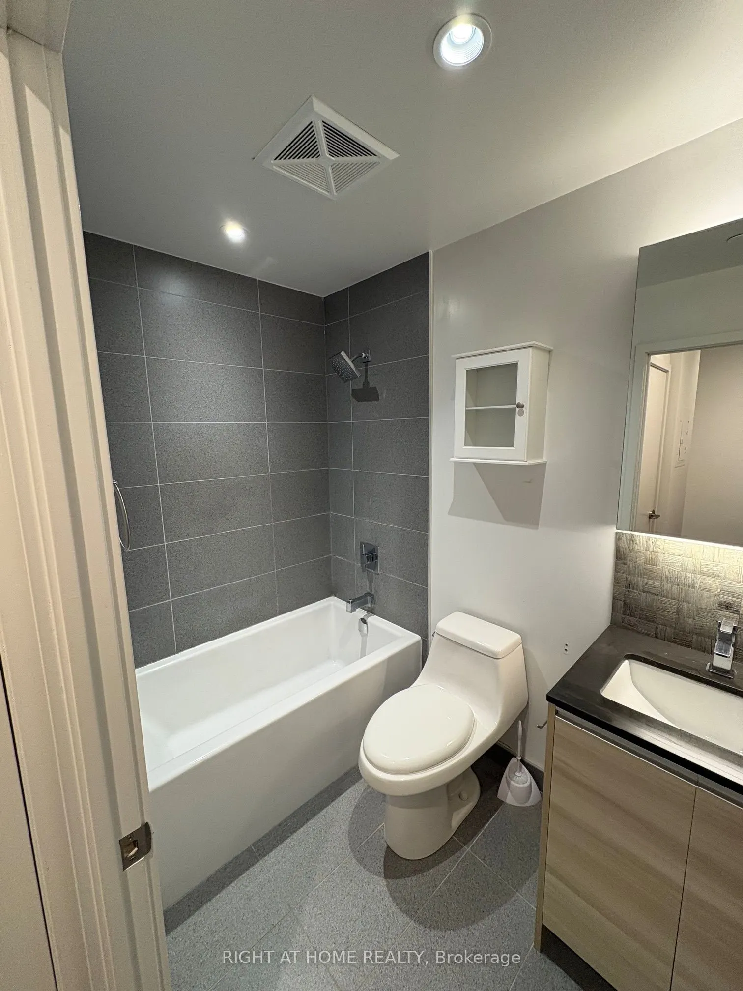 1190 Dundas Street E #627