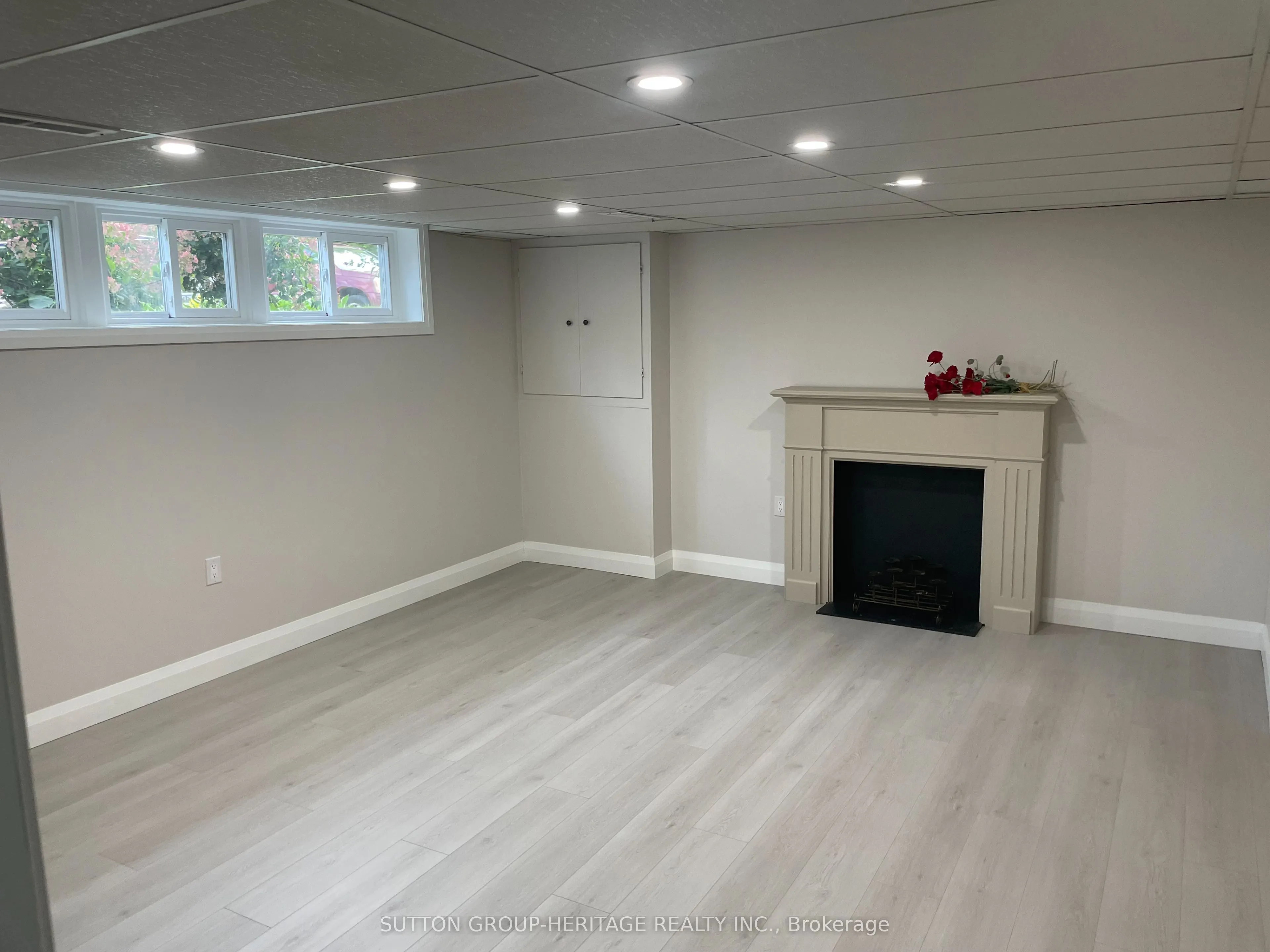 160 LAUREL Court