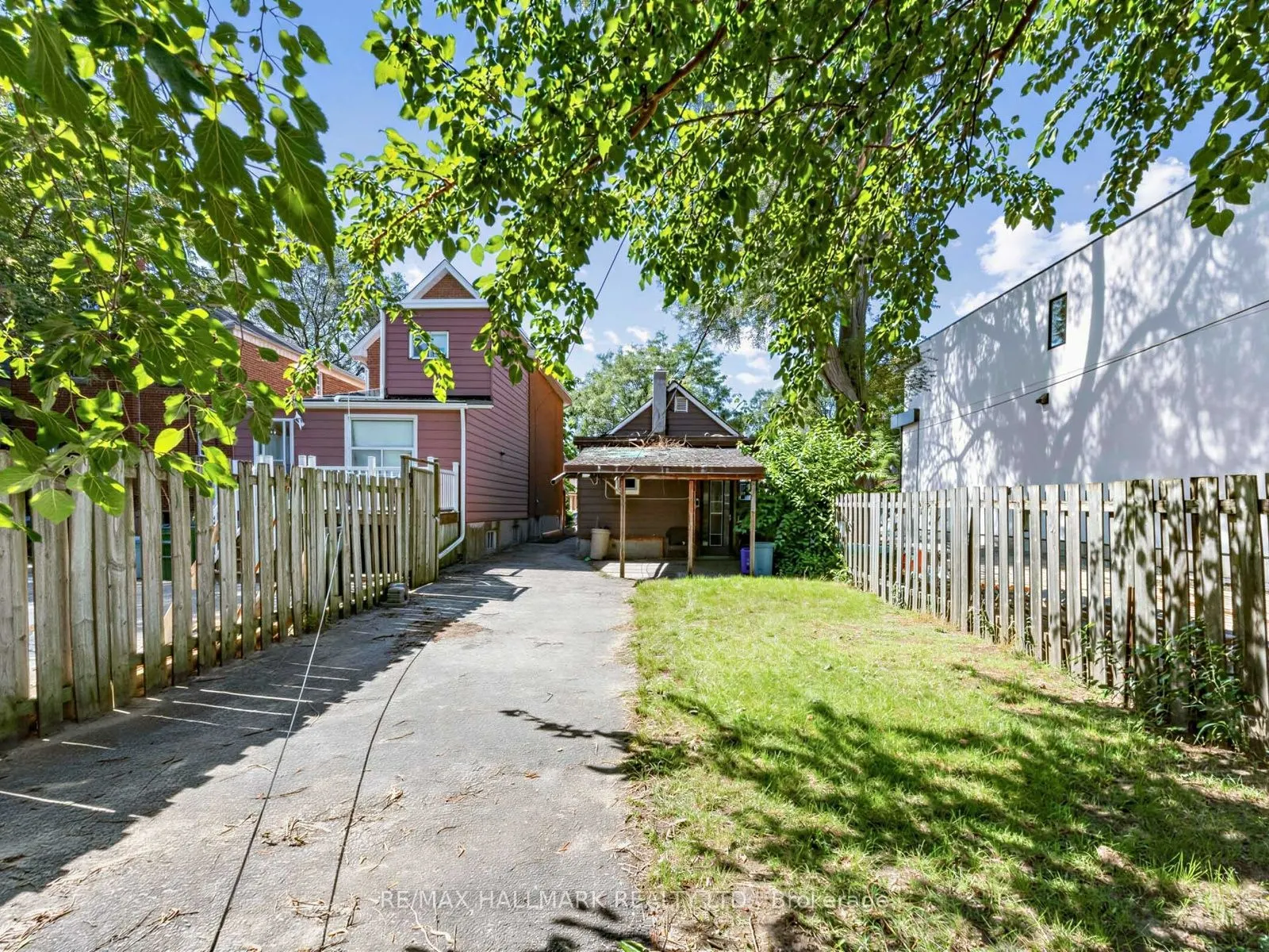 201 Linsmore Crescent