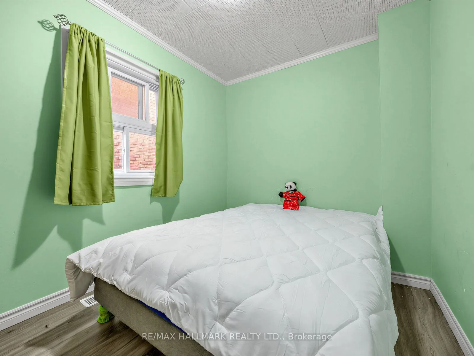 201 Linsmore Crescent