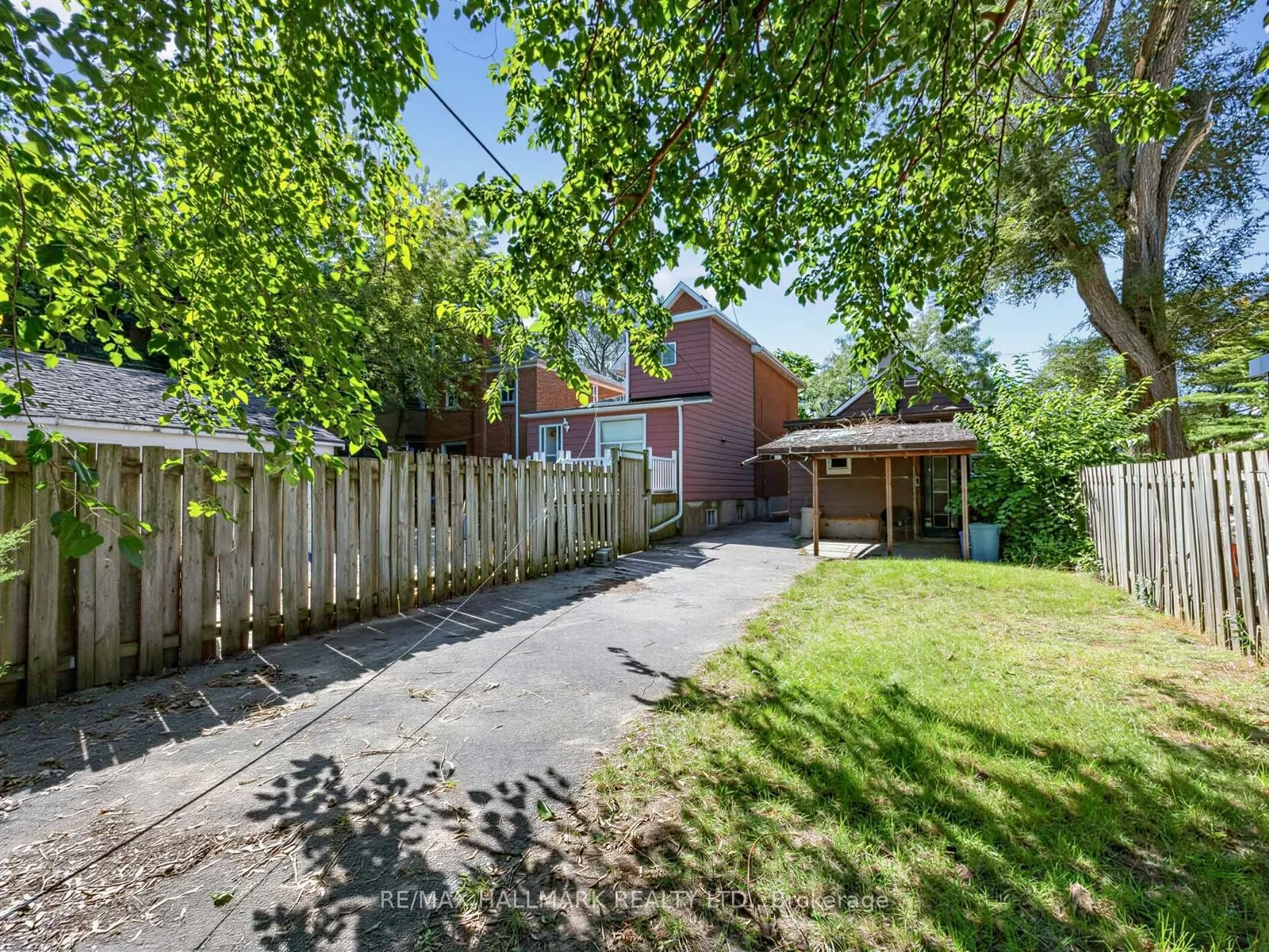 201 Linsmore Crescent