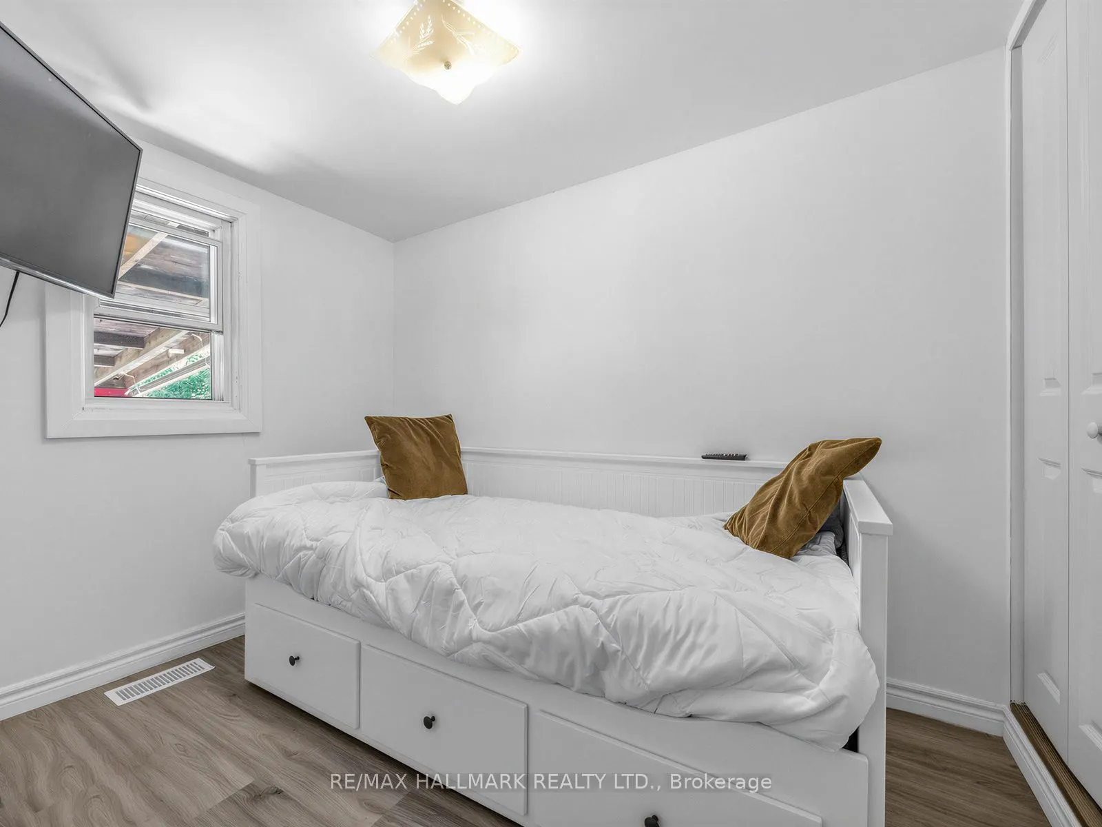 201 Linsmore Crescent