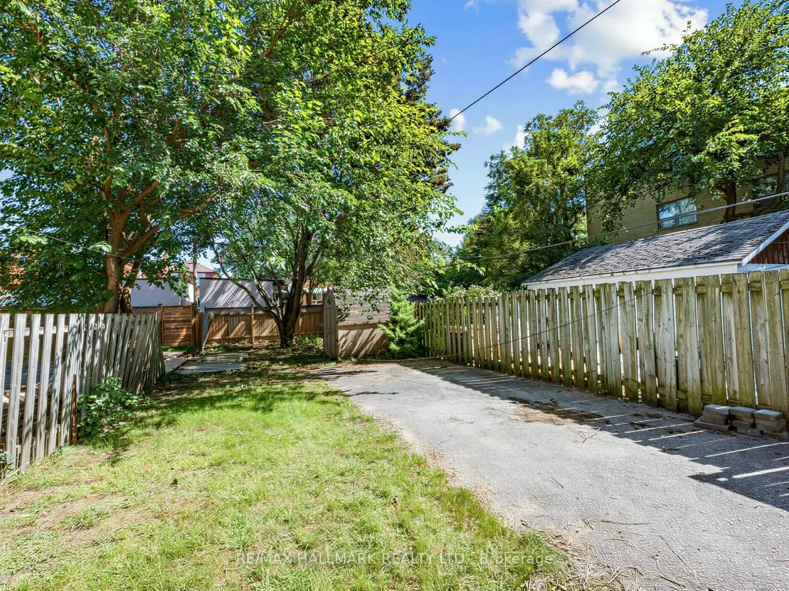 201 Linsmore Crescent