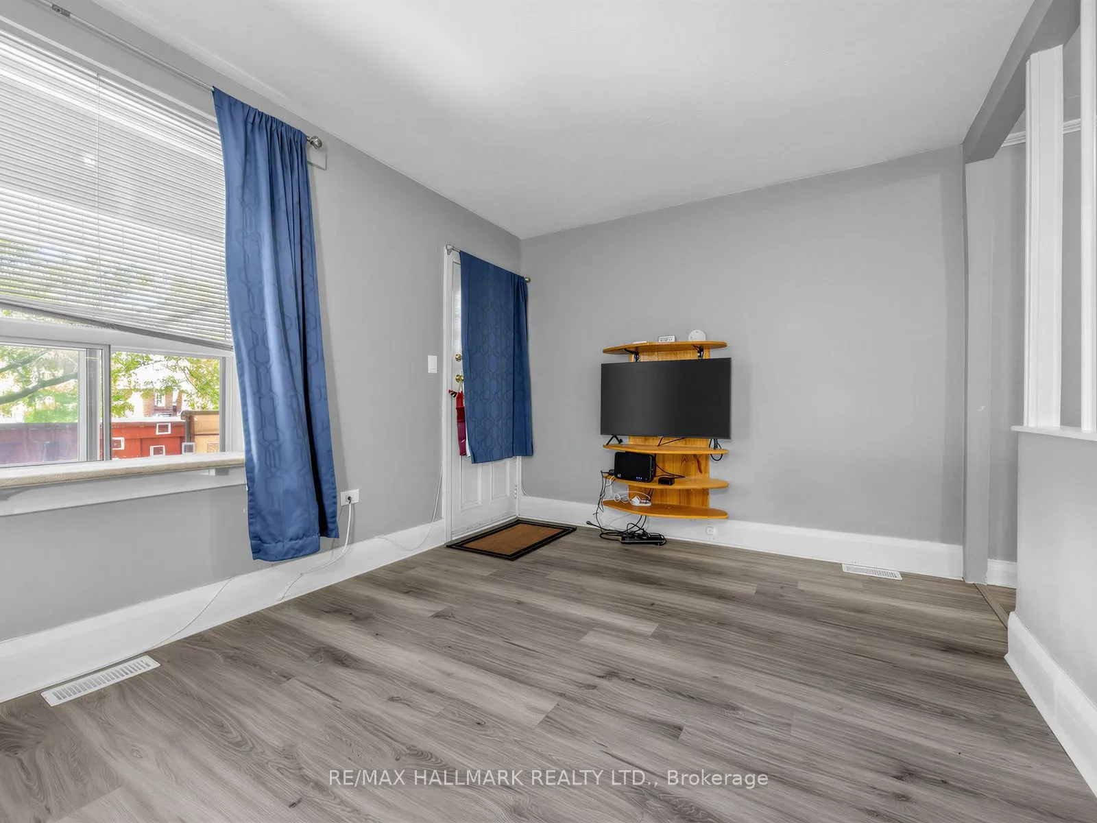 201 Linsmore Crescent