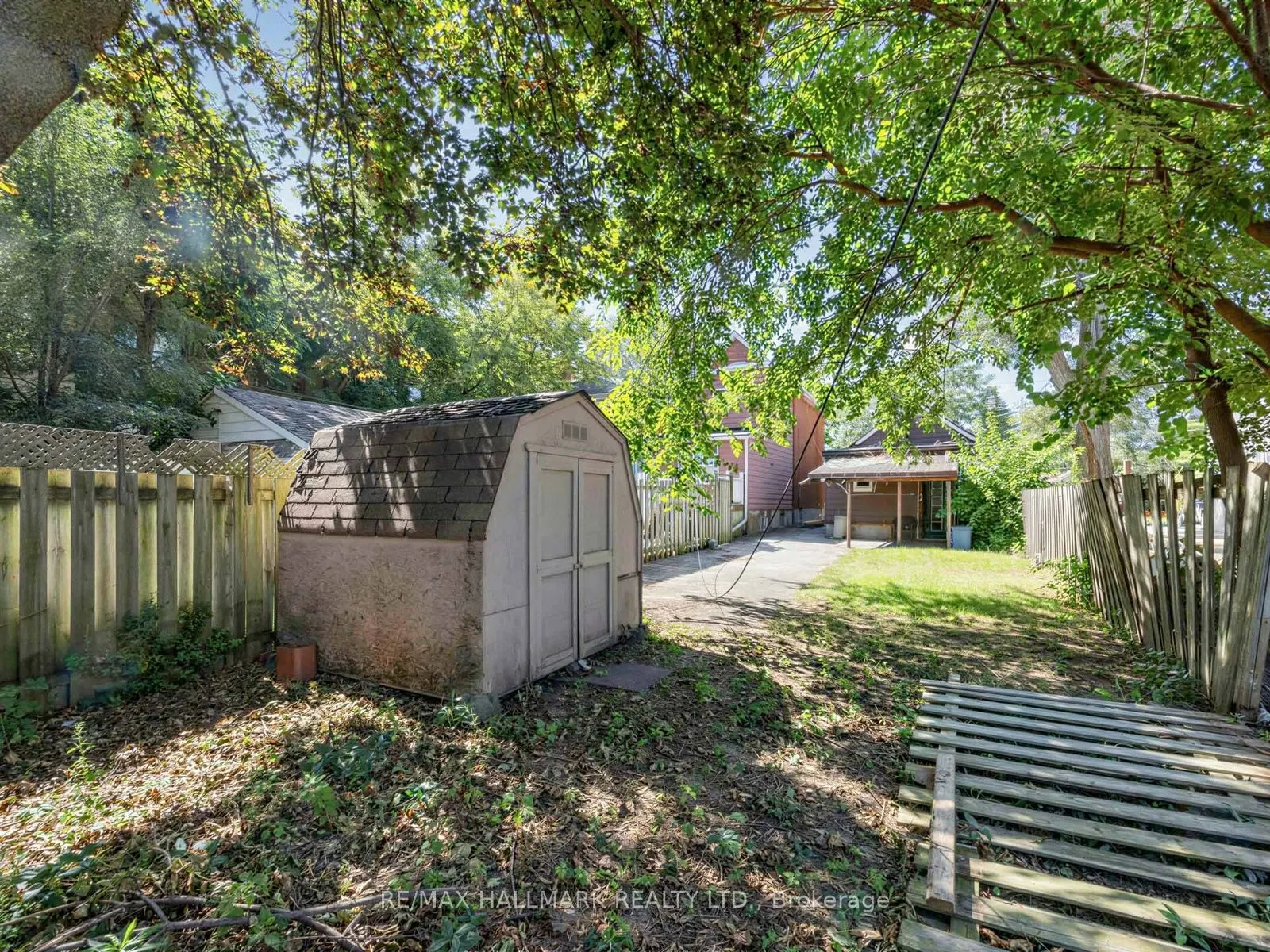 201 Linsmore Crescent