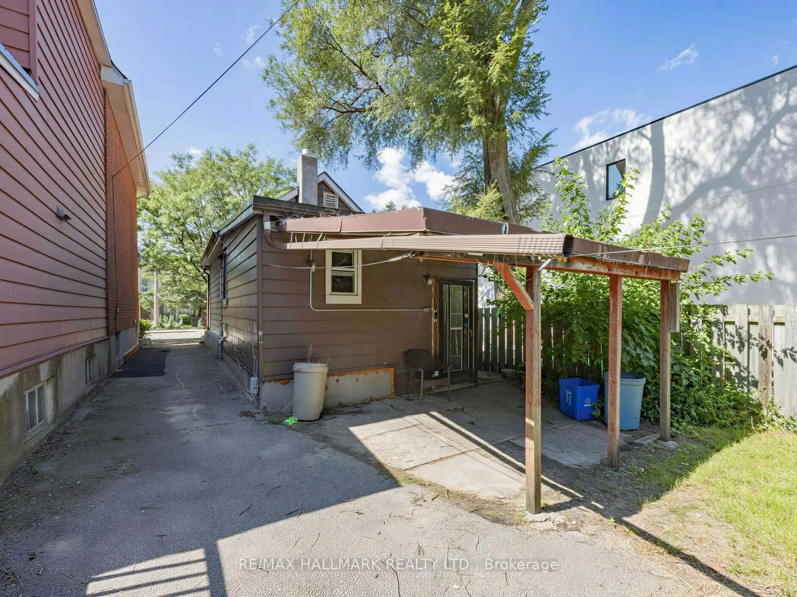 201 Linsmore Crescent