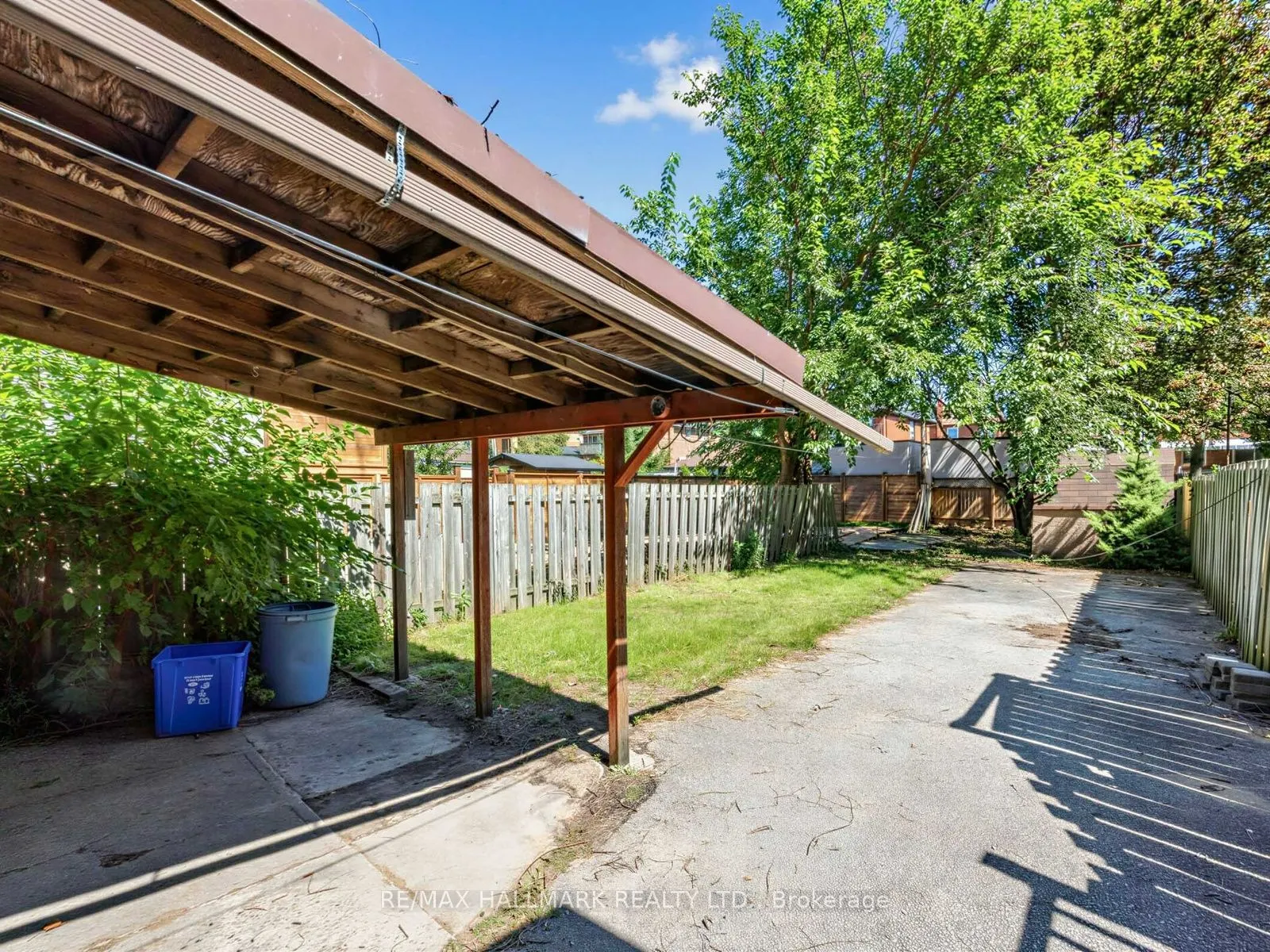 201 Linsmore Crescent