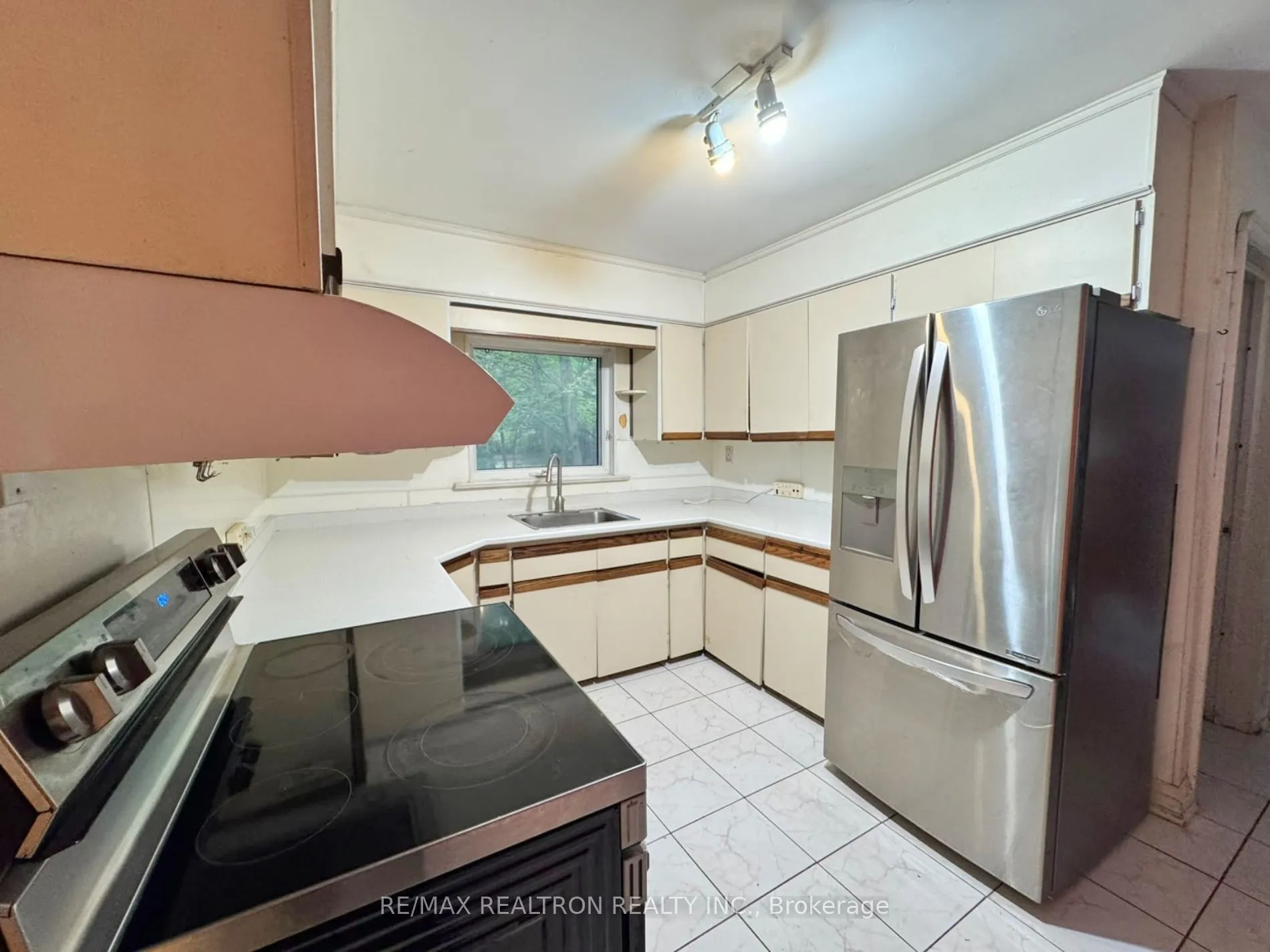 20 West Hill Drive #Main floor