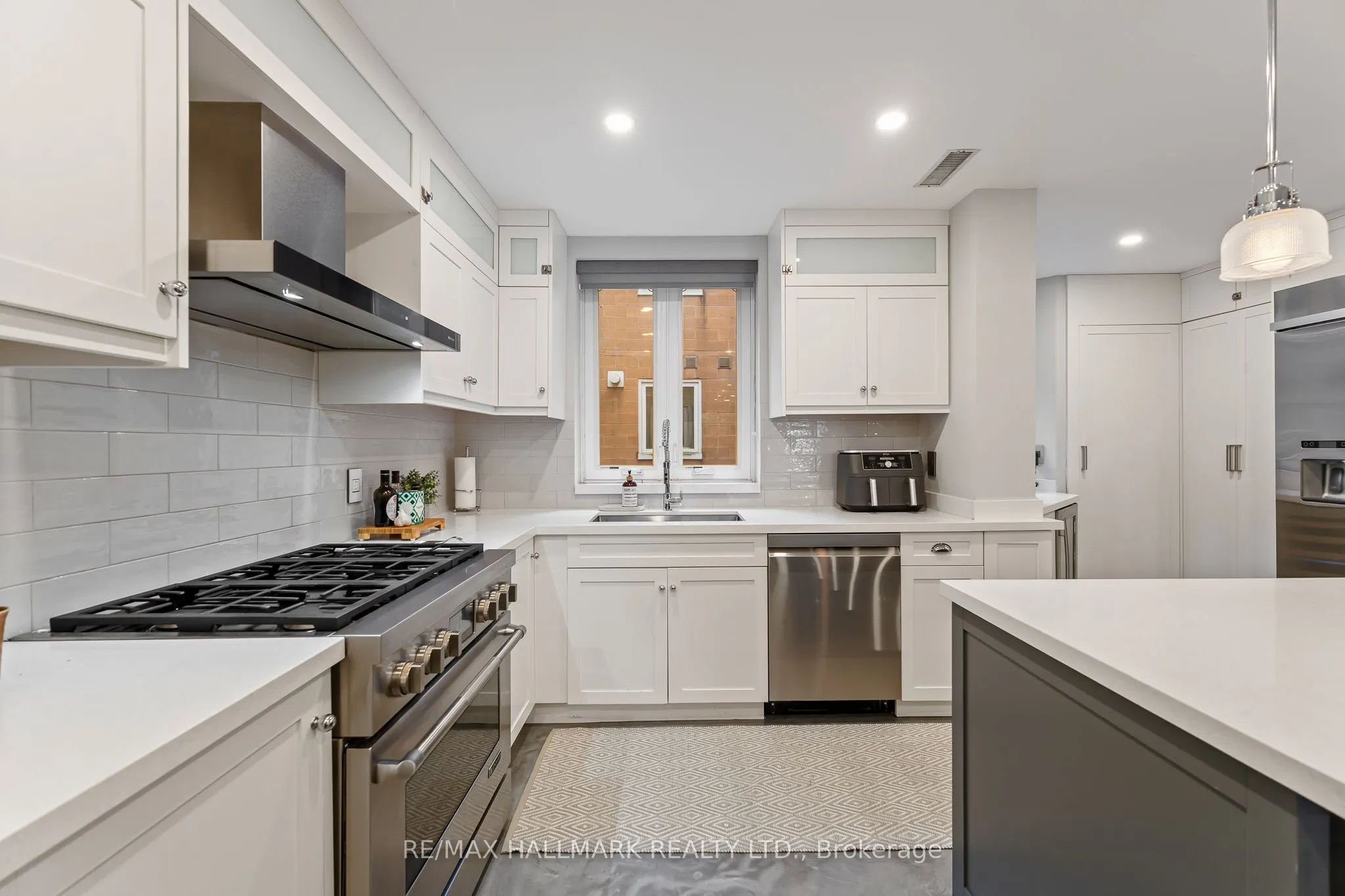 2365 Queen Street E #201