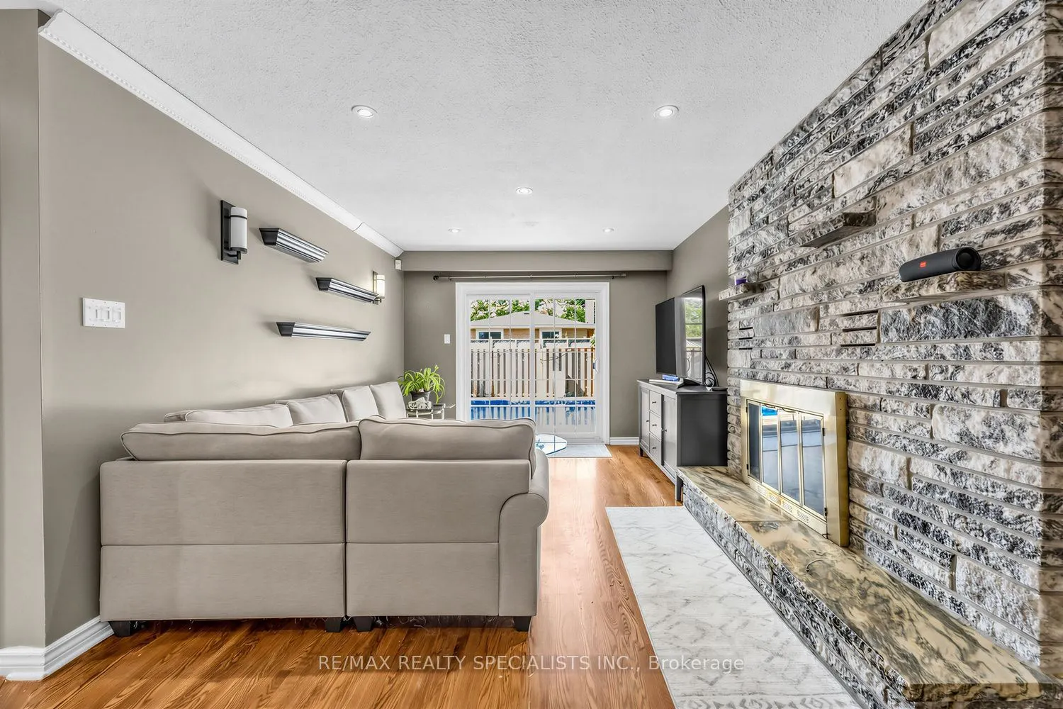 16 Langevin Crescent