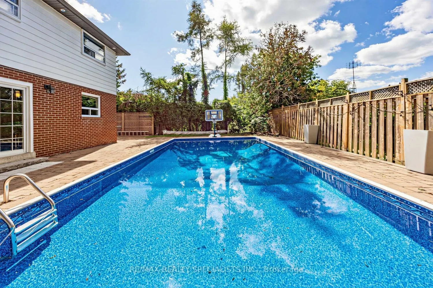16 Langevin Crescent