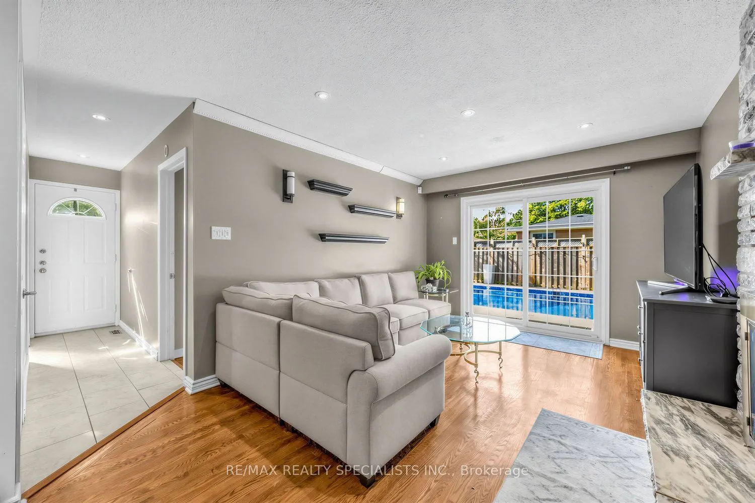 16 Langevin Crescent