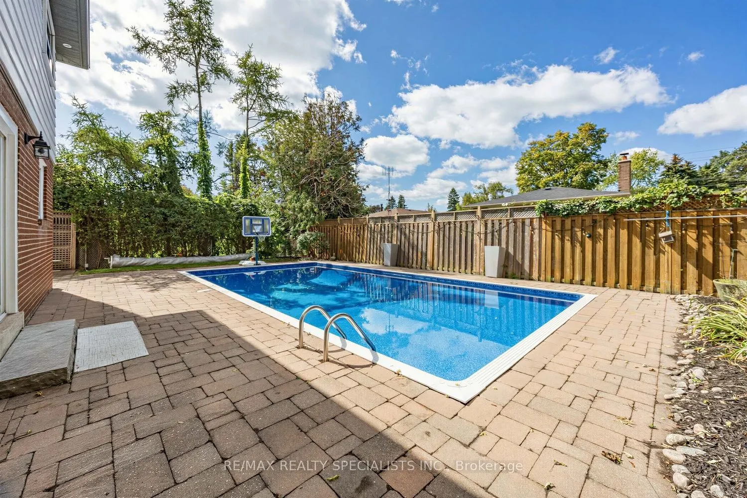 16 Langevin Crescent