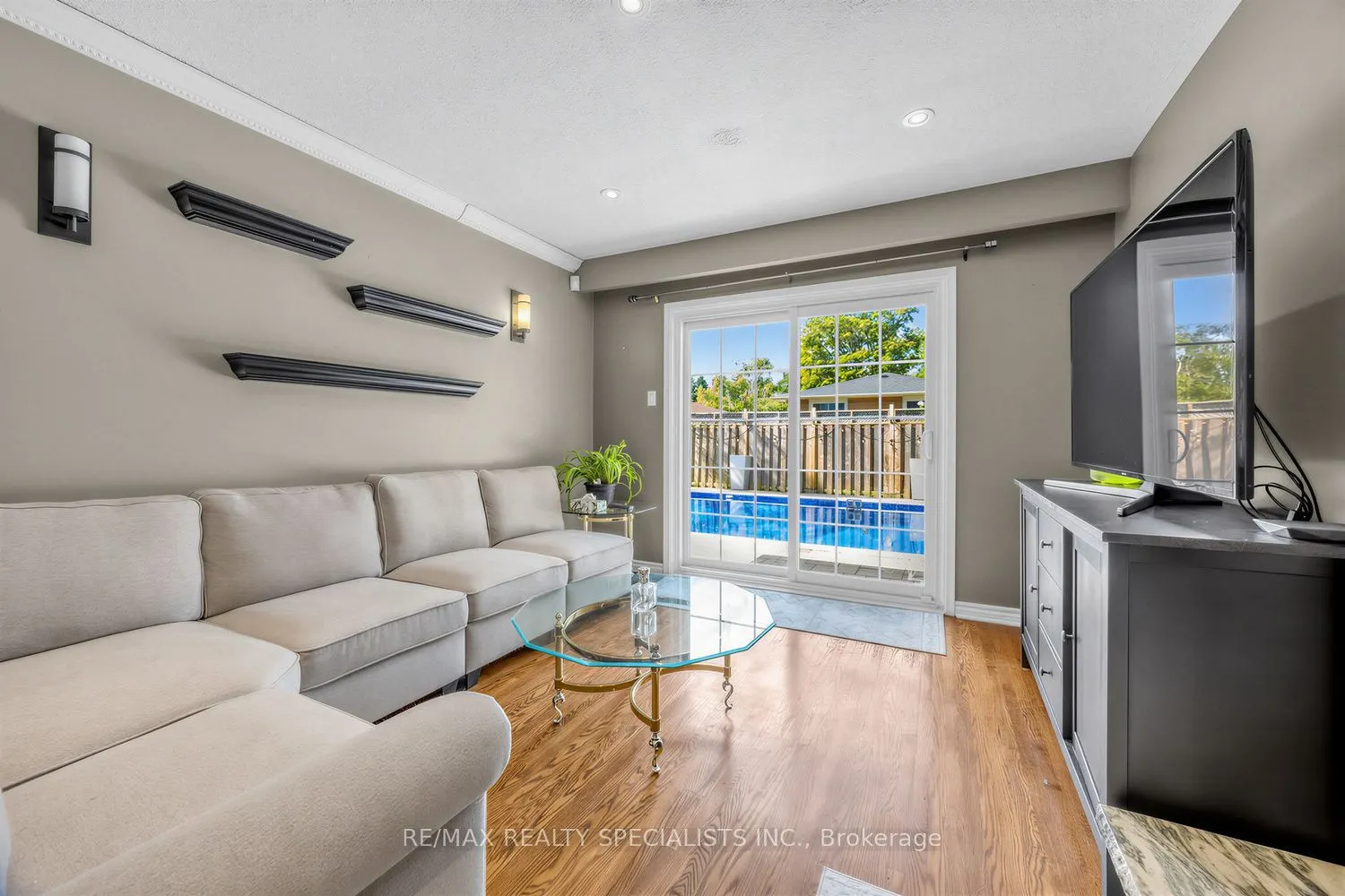 16 Langevin Crescent