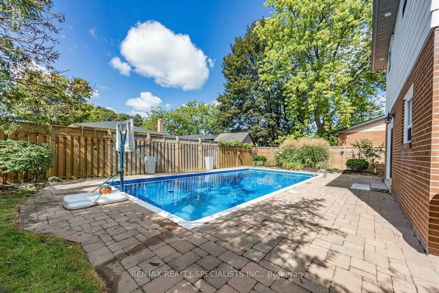 16 Langevin Crescent