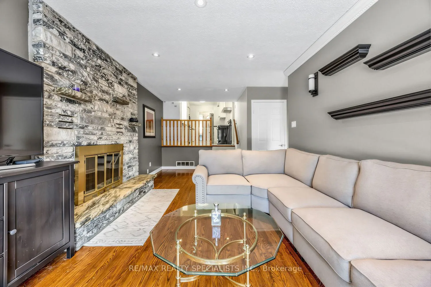 16 Langevin Crescent