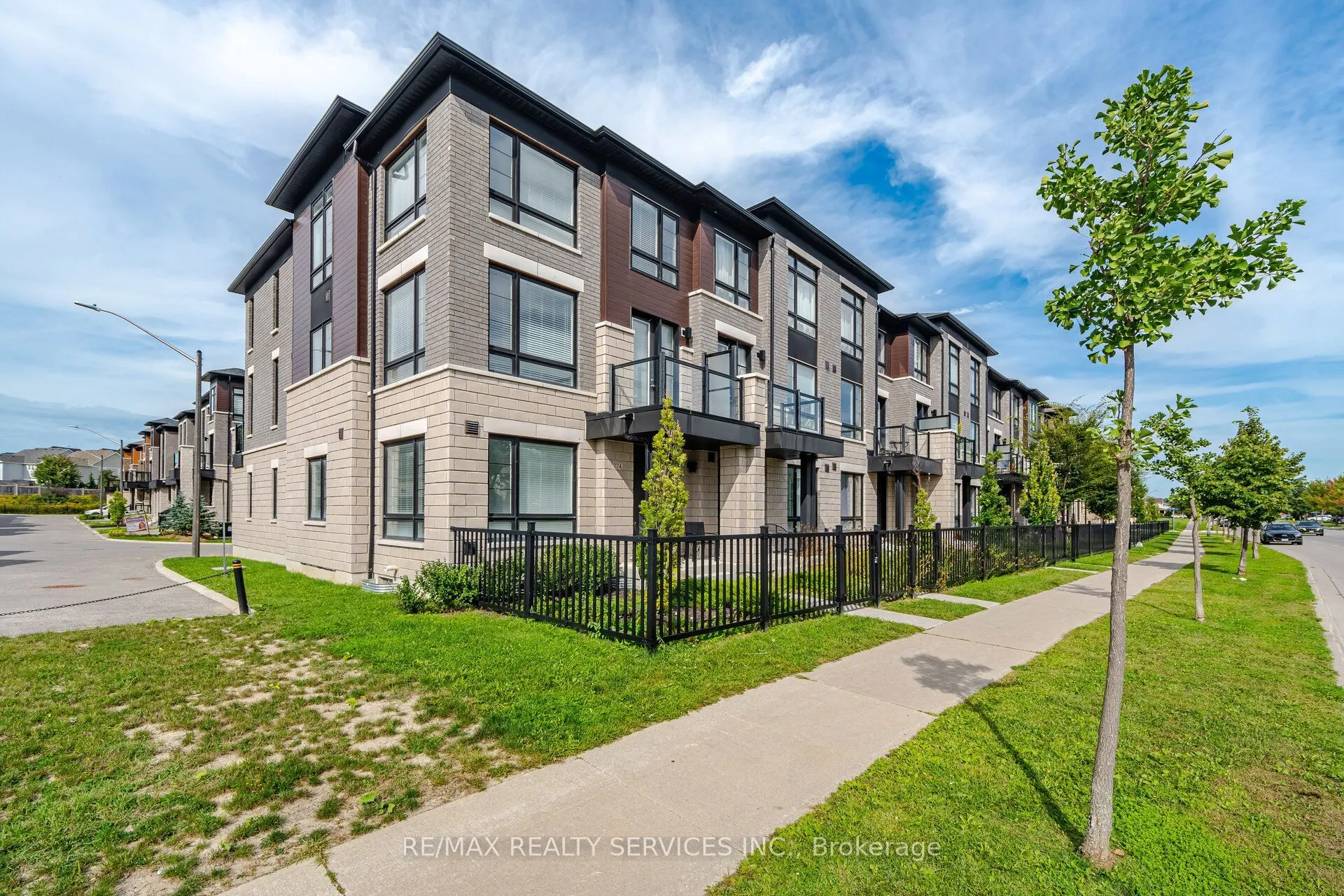 274 Carnwith Drive E