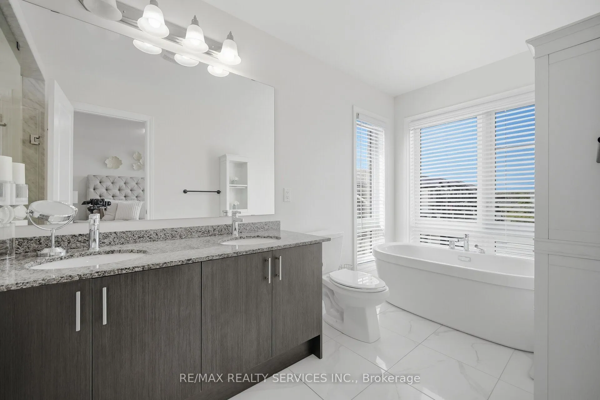 274 Carnwith Drive E