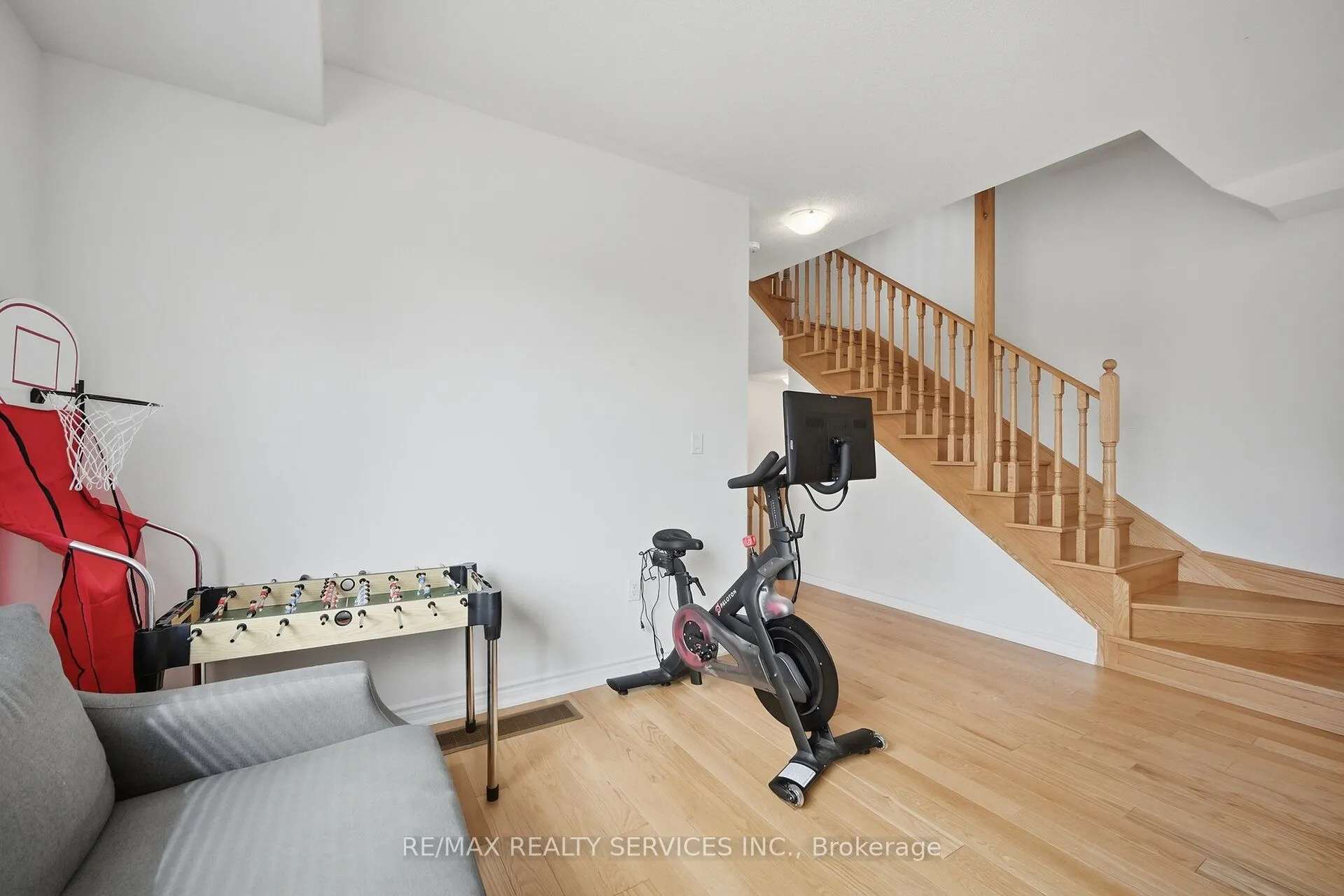 274 Carnwith Drive E