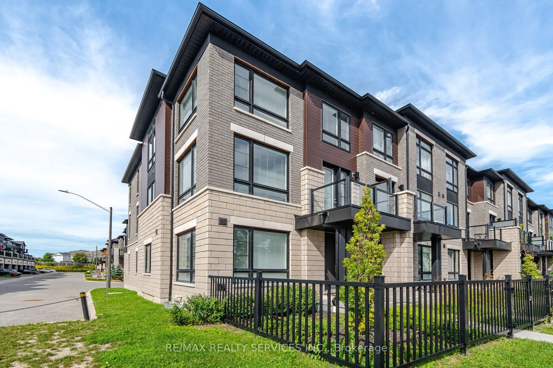 274 Carnwith Drive E