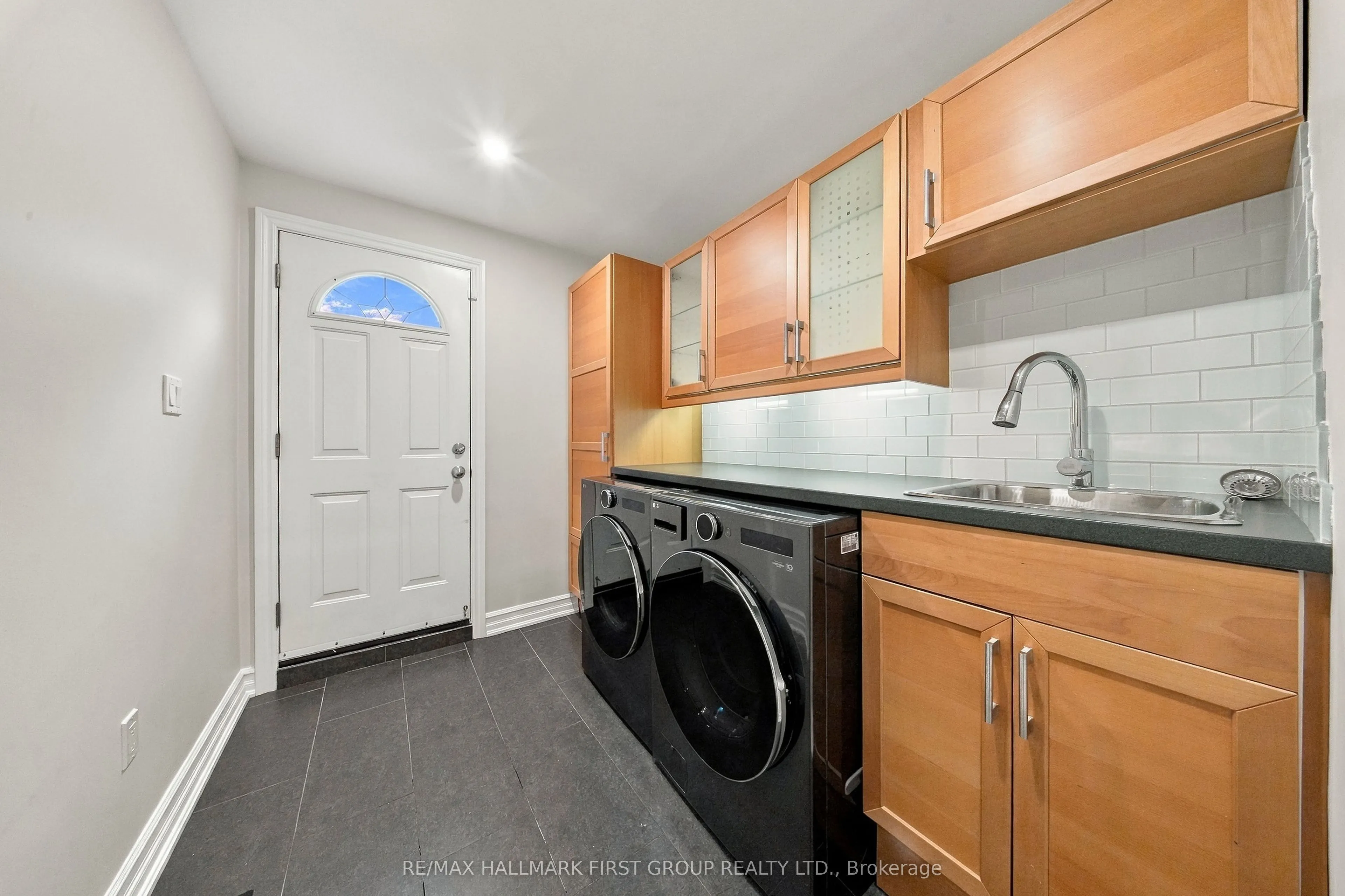 520 McLeod Crescent