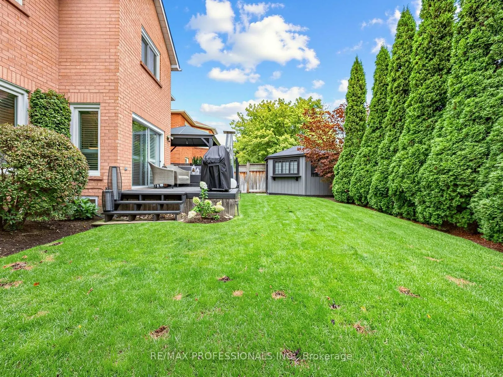 1025 Moorelands Crescent