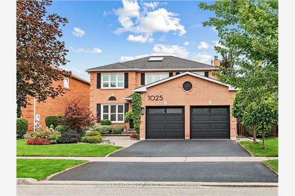 1025 Moorelands Crescent
