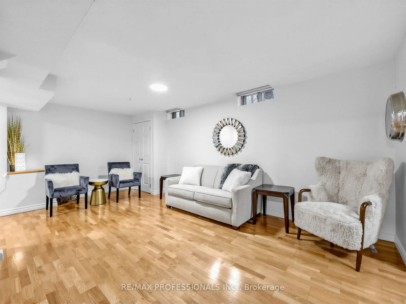 1025 Moorelands Crescent