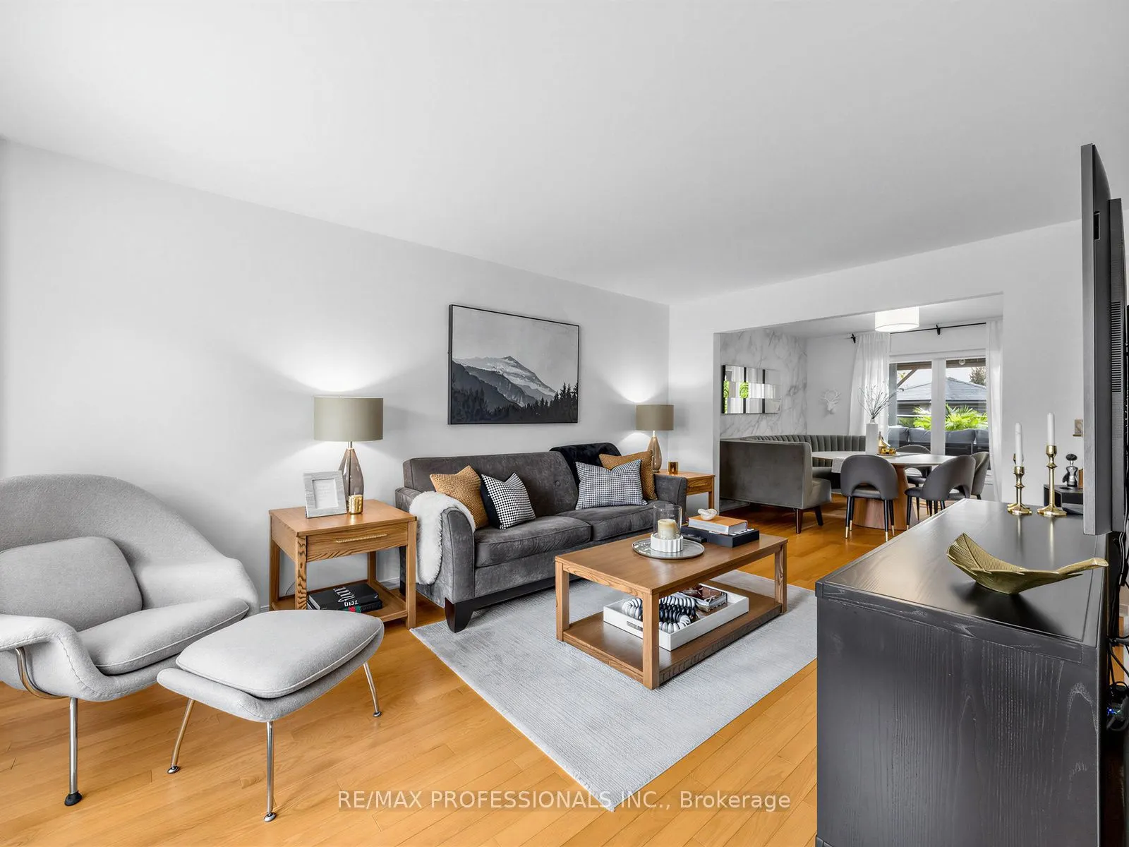 1025 Moorelands Crescent