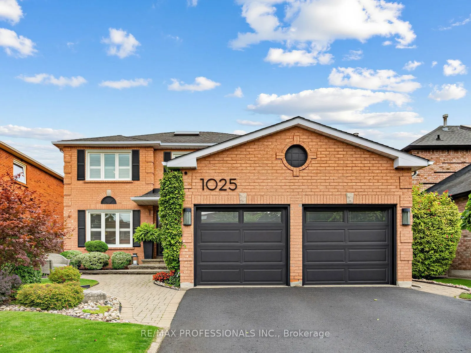 1025 Moorelands Crescent
