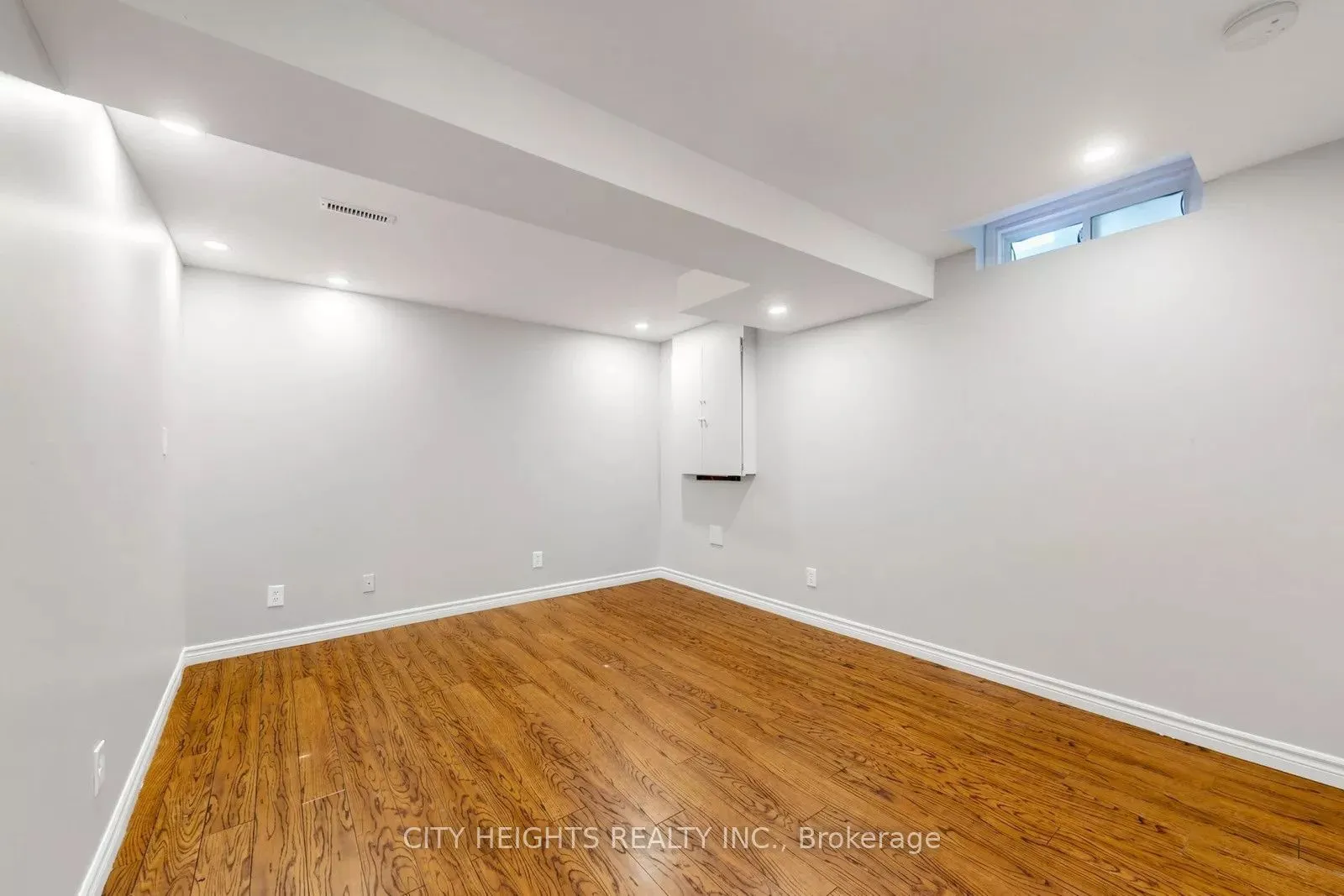 58 Bradbury Crescent #LOWER