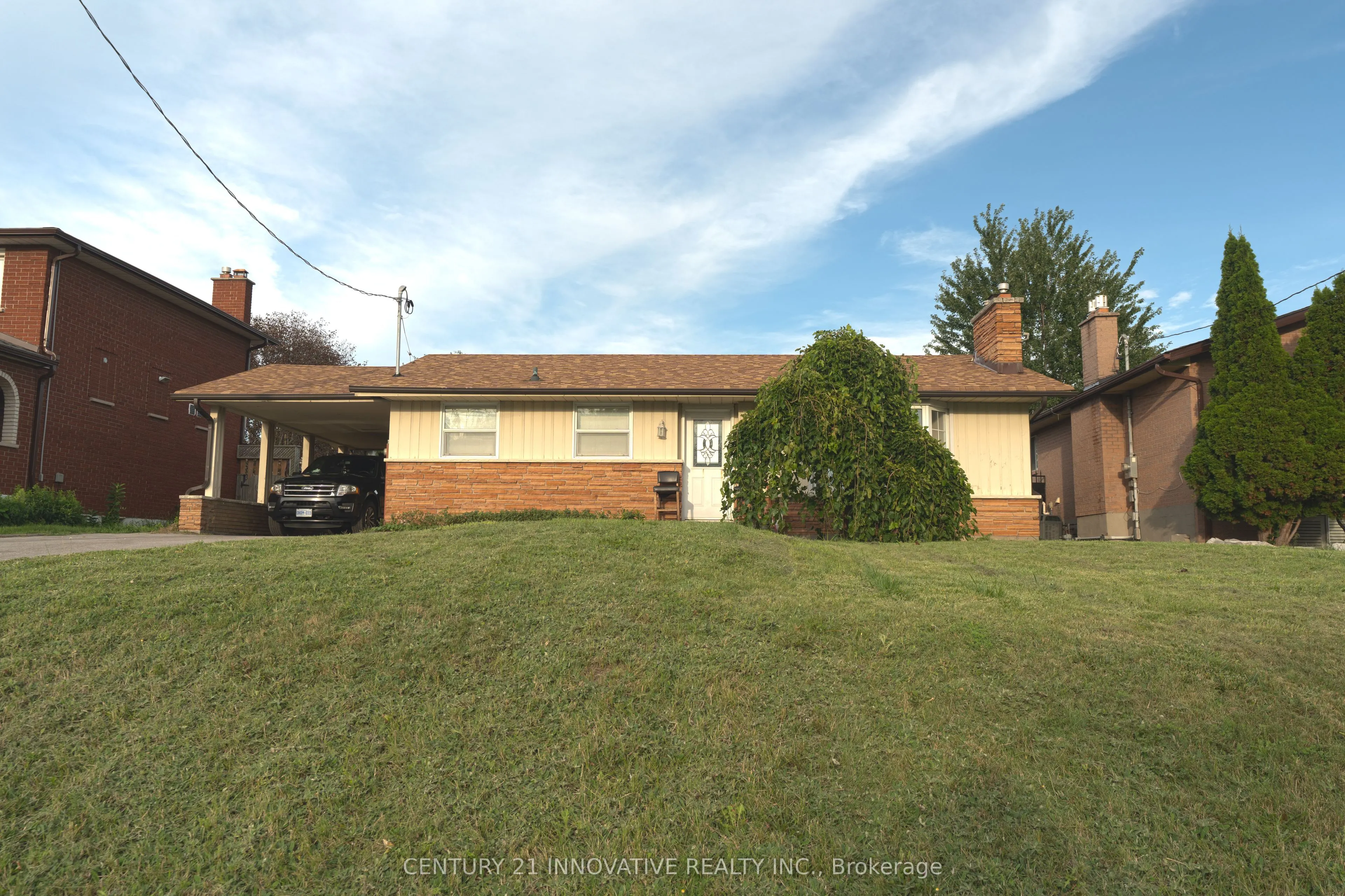 89 Thickson Road S