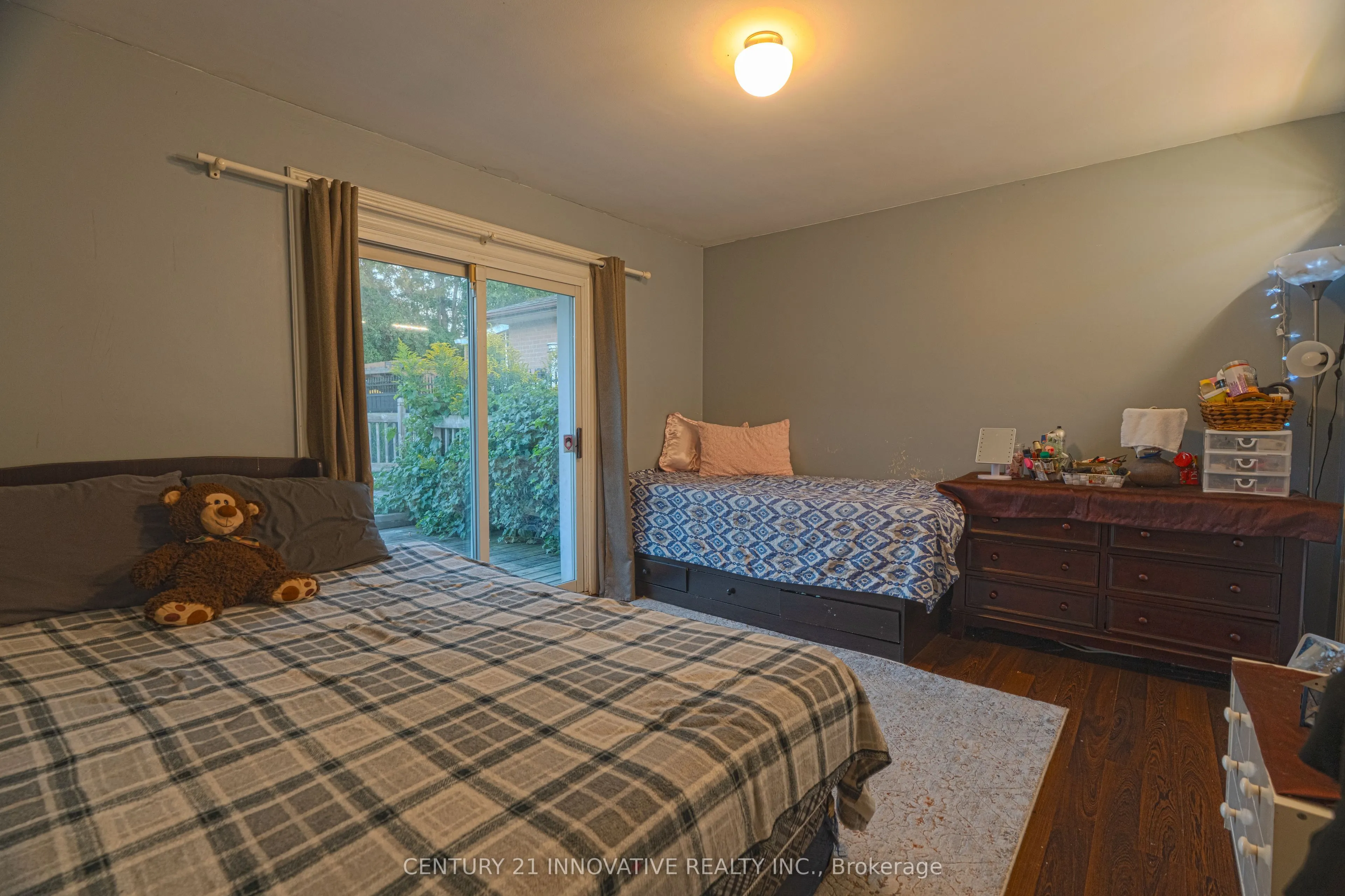 89 Thickson Road S