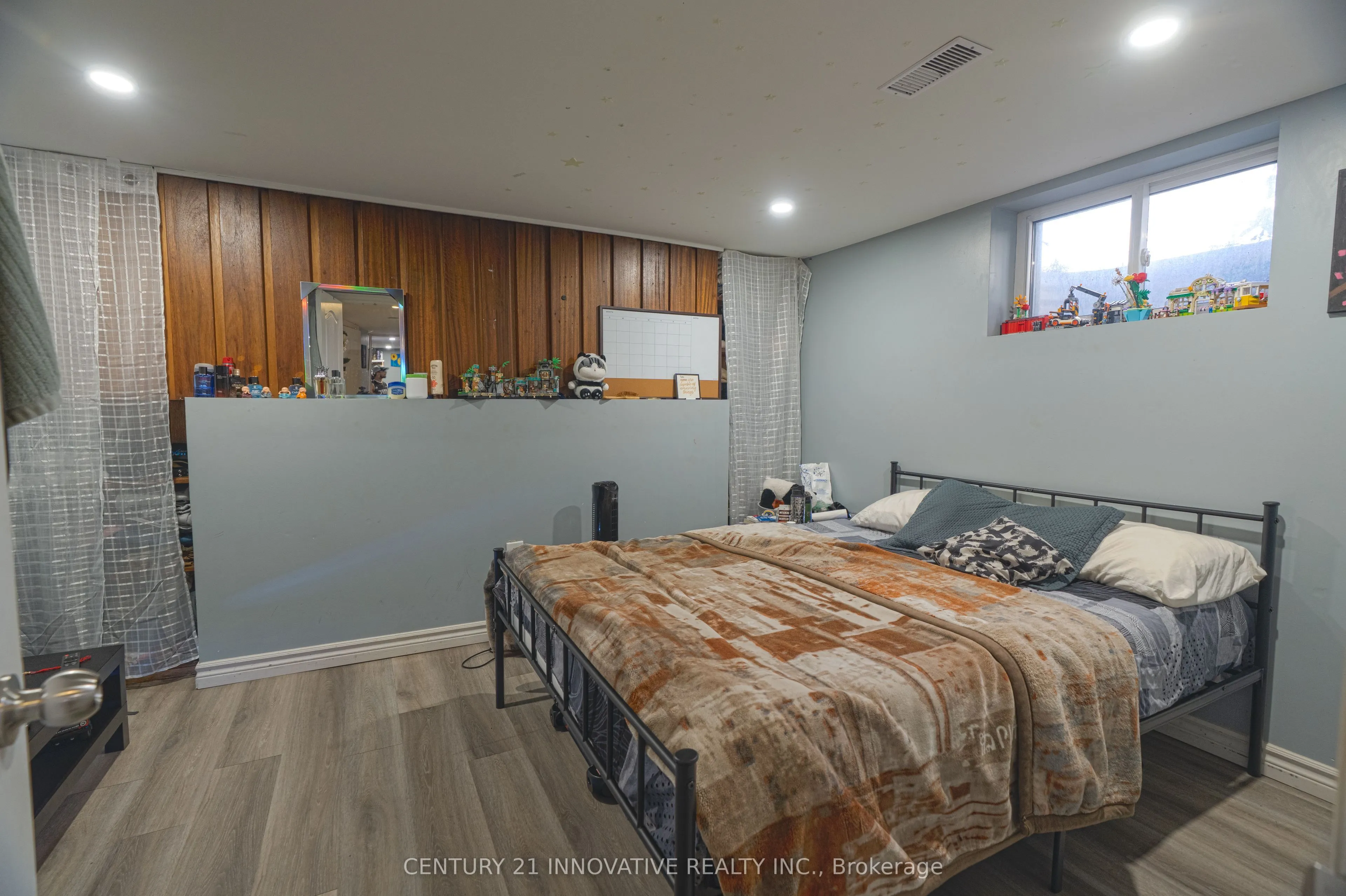 89 Thickson Road S