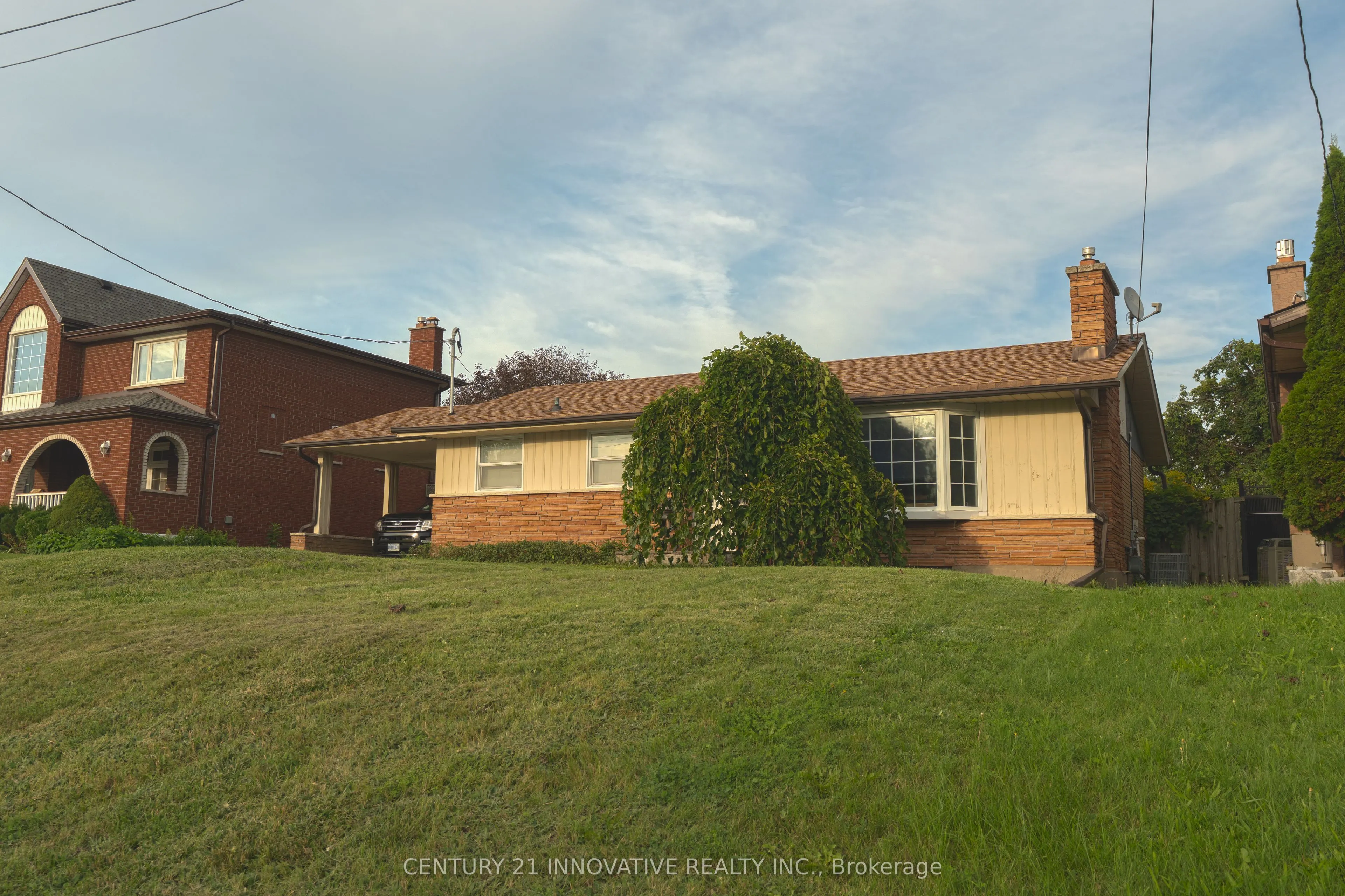 89 Thickson Road S