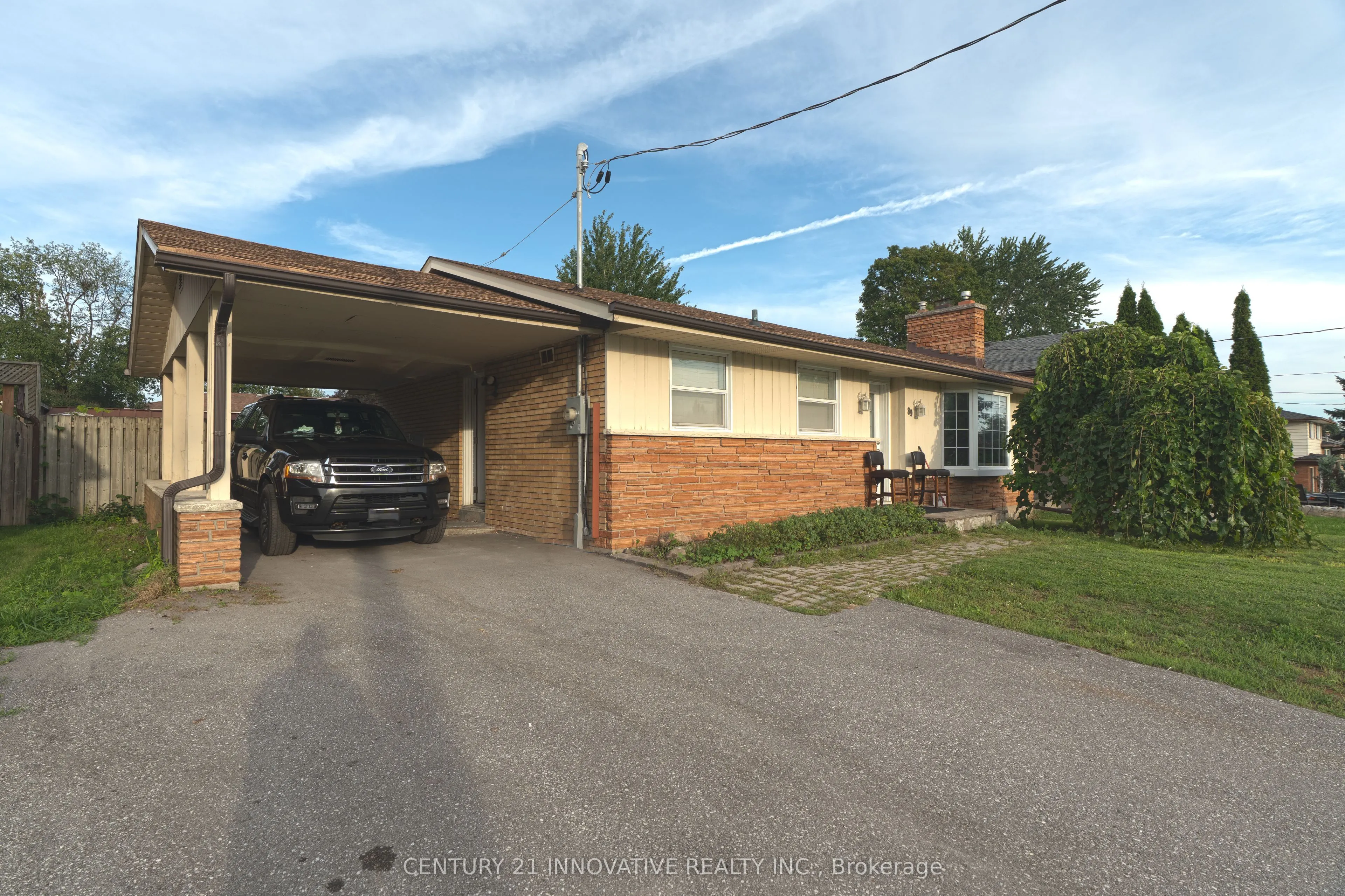 89 Thickson Road S
