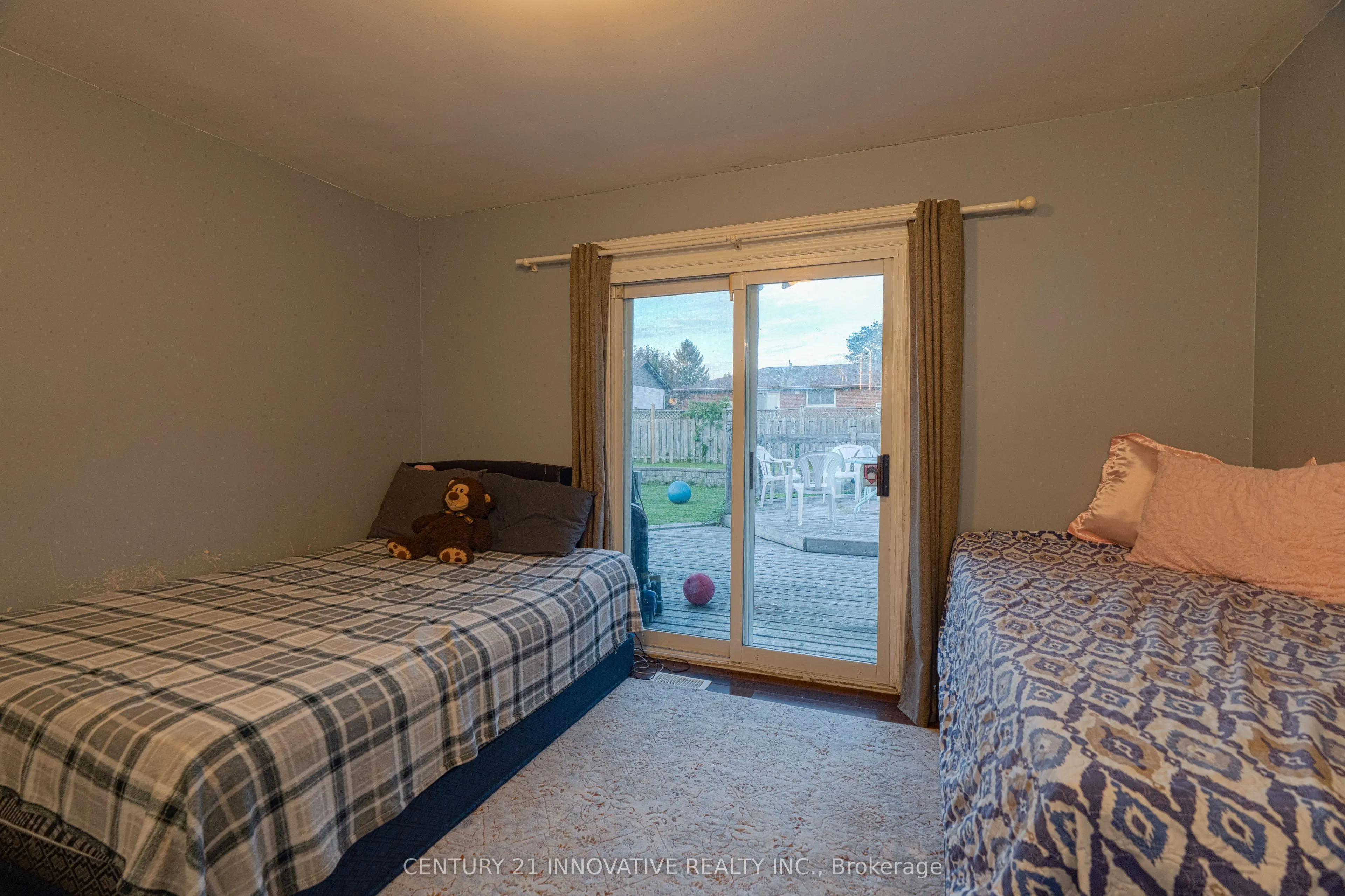89 Thickson Road S