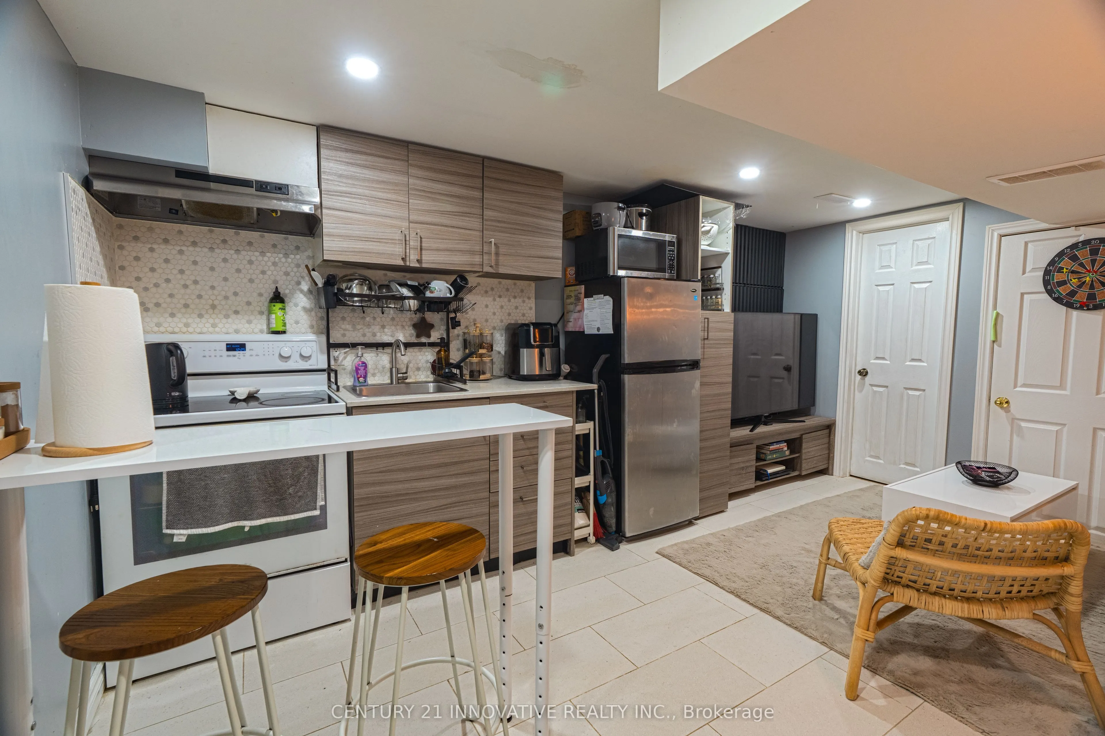 89 Thickson Road S