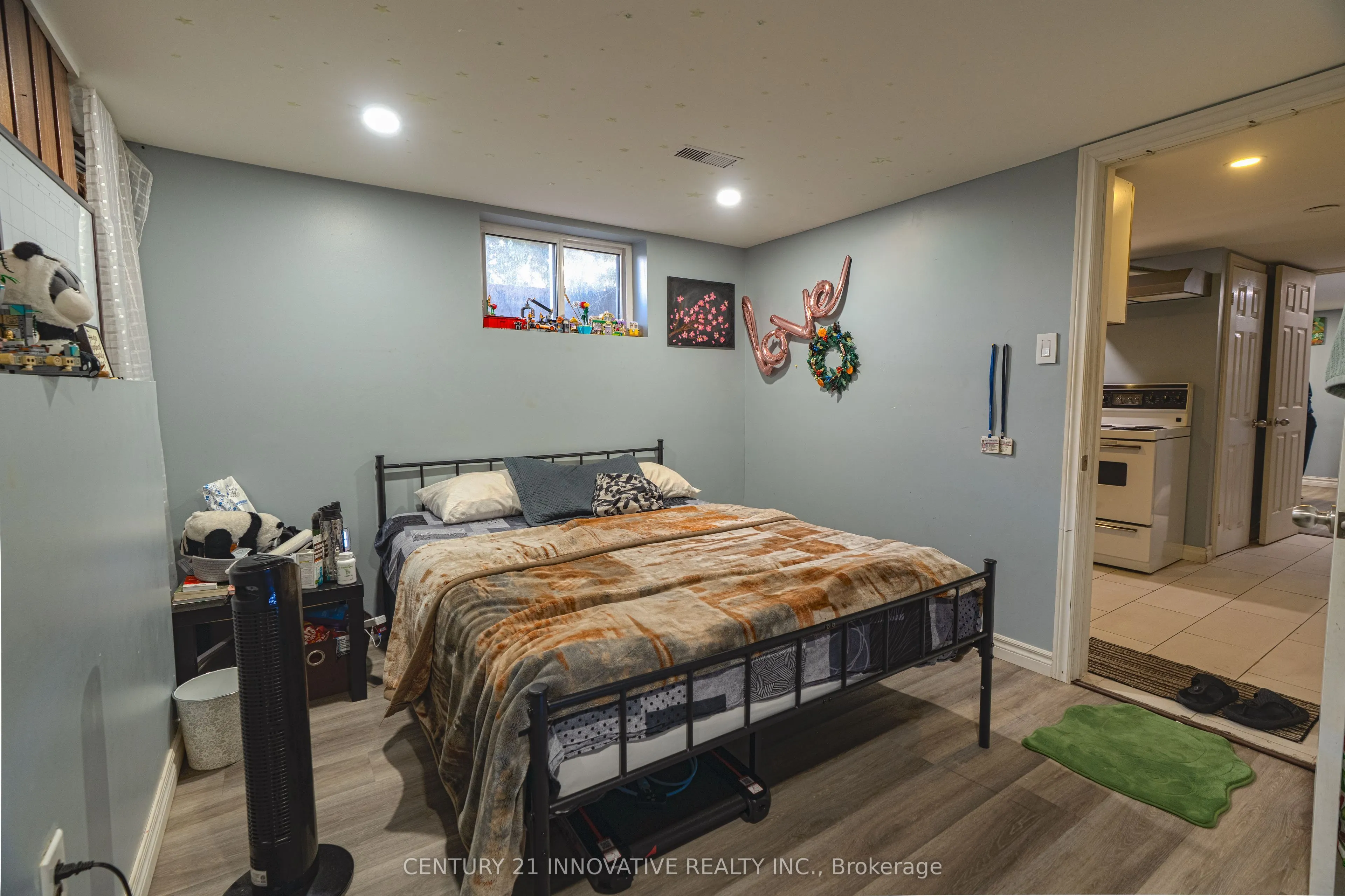89 Thickson Road S